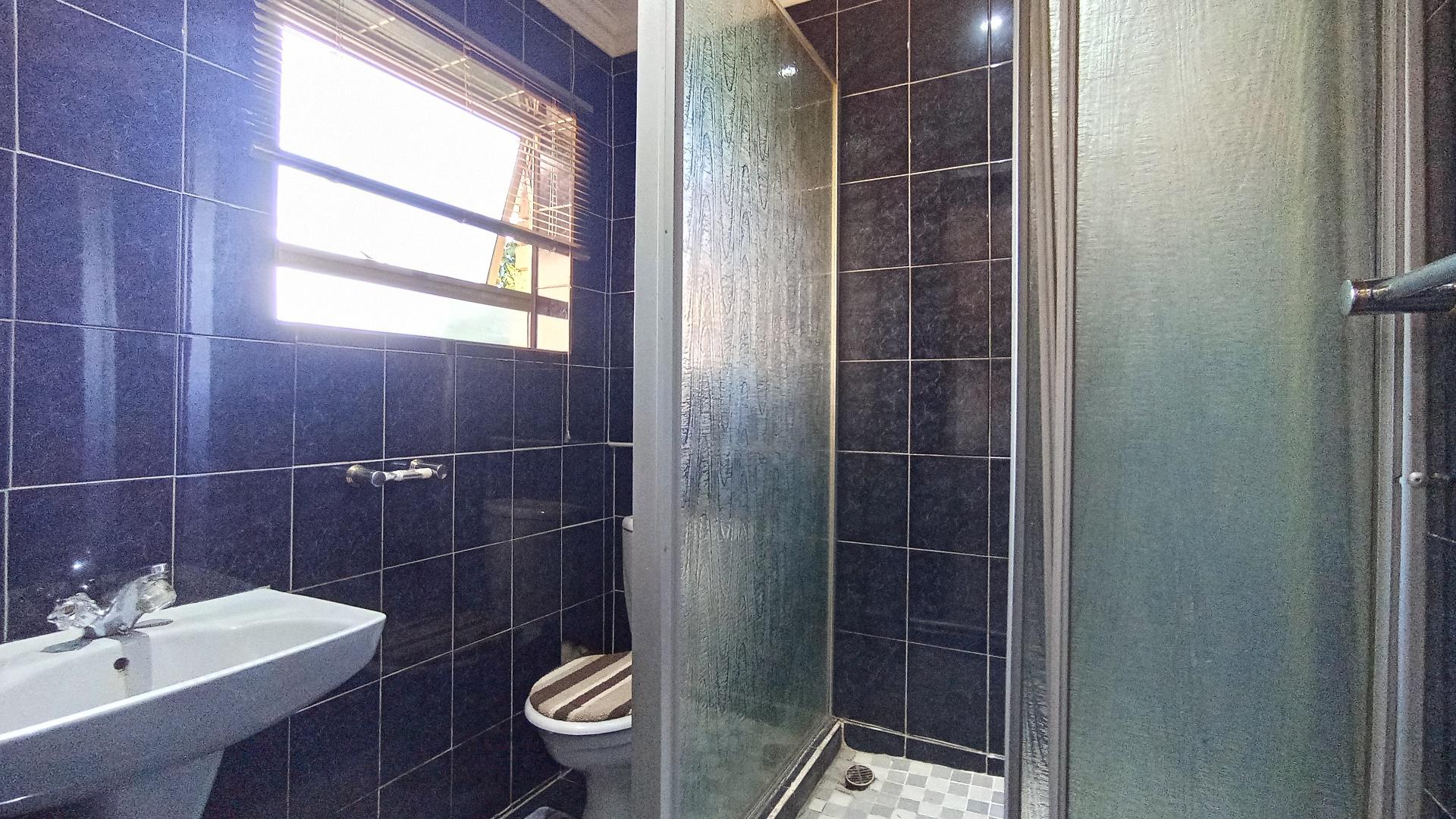 Bathroom 1 - 4 square meters of property in Northcroft