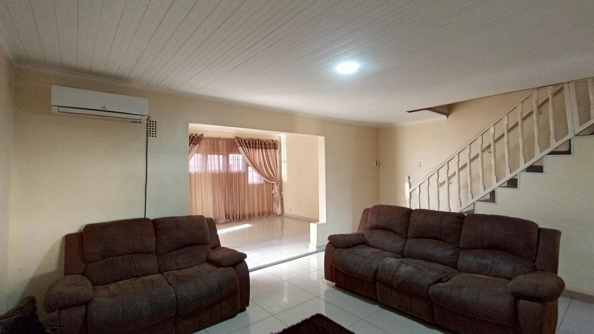 Lounges - 24 square meters of property in Northcroft