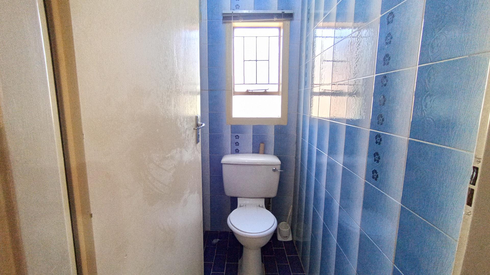 Guest Toilet - 2 square meters of property in Northcroft