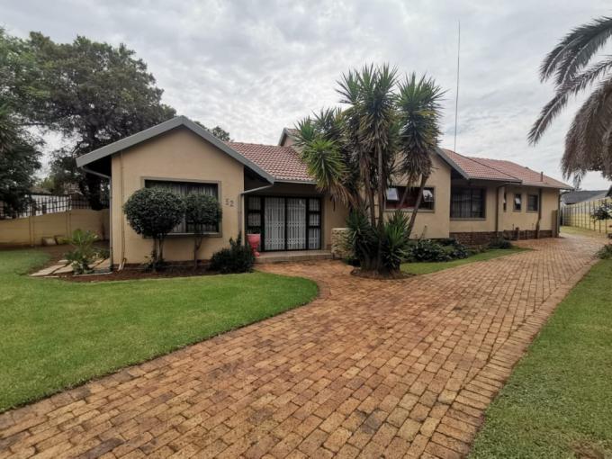 4 Bedroom House for Sale For Sale in Brackendowns - MR671933