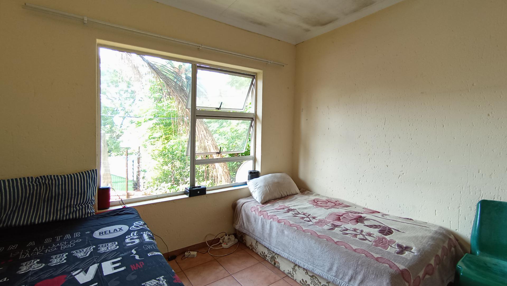 Bed Room 1 - 13 square meters of property in Ferndale - JHB