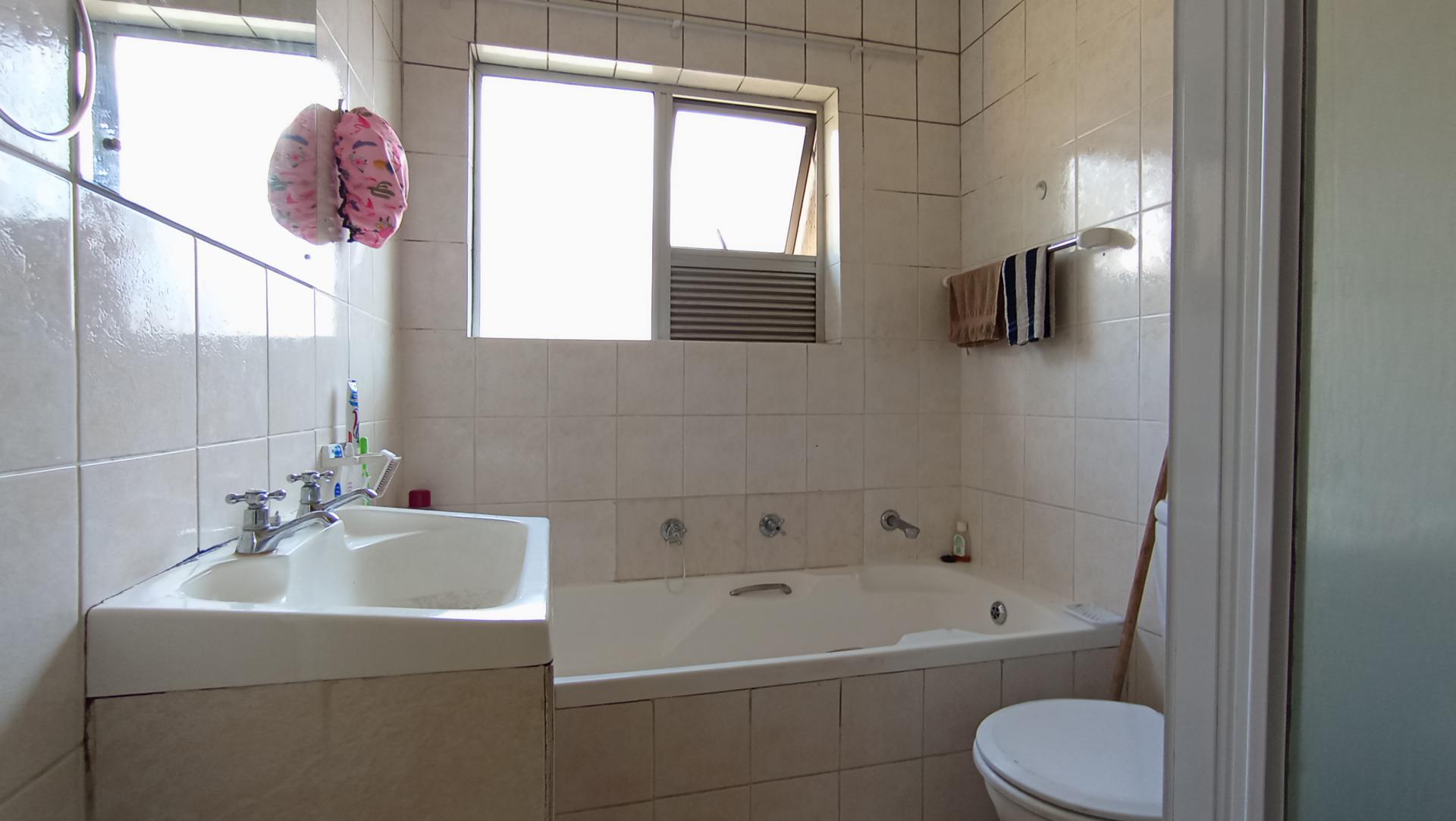 Bathroom 1 - 5 square meters of property in Ferndale - JHB