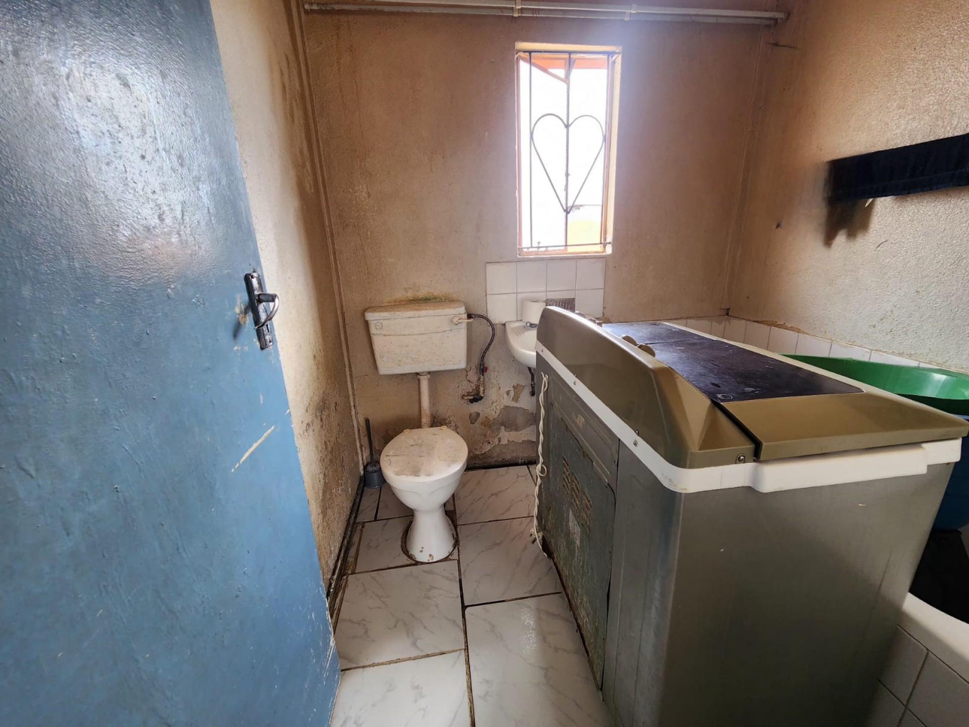 Bathroom 1 of property in Meriting unit 3