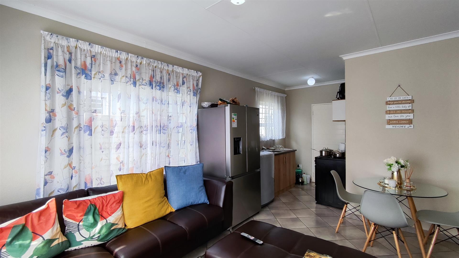 Lounges - 15 square meters of property in Alliance