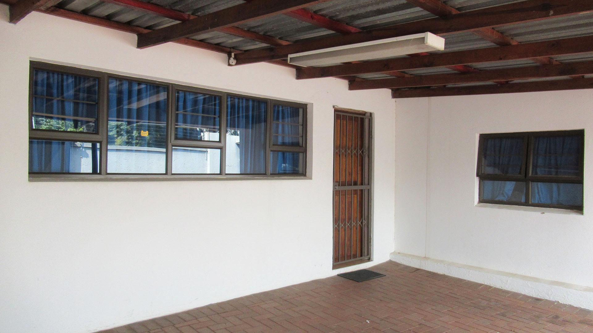 Patio - 89 square meters of property in Oaklands - JHB