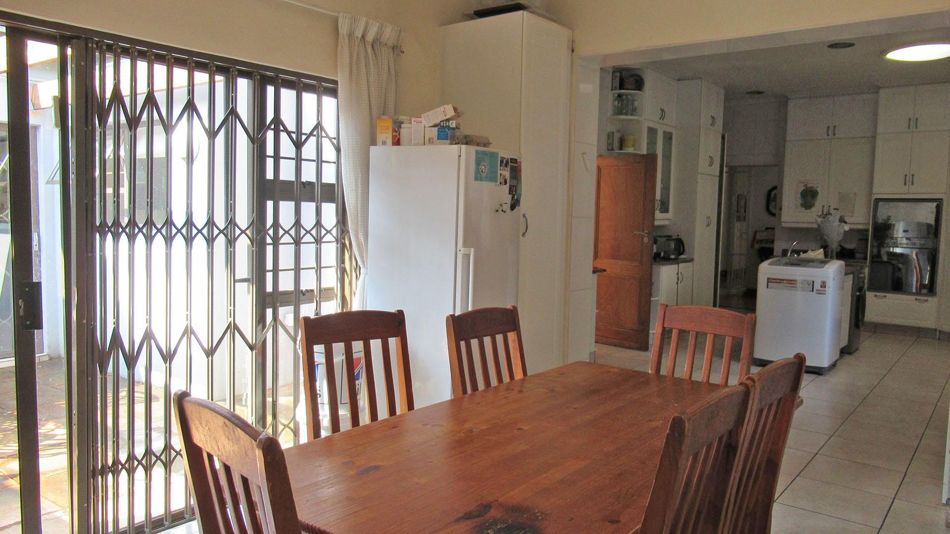 Dining Room - 39 square meters of property in Oaklands - JHB