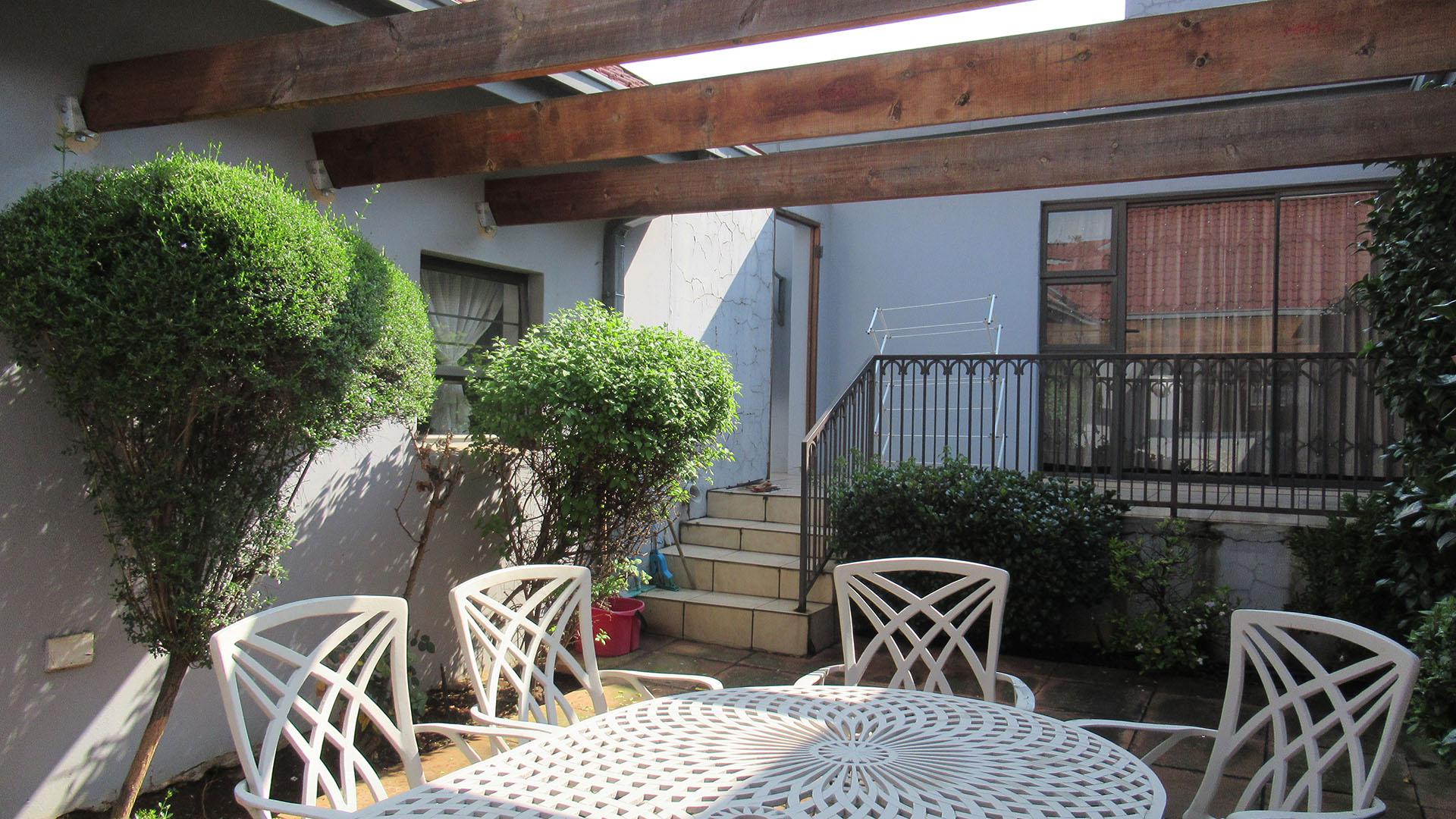 Patio - 89 square meters of property in Oaklands - JHB