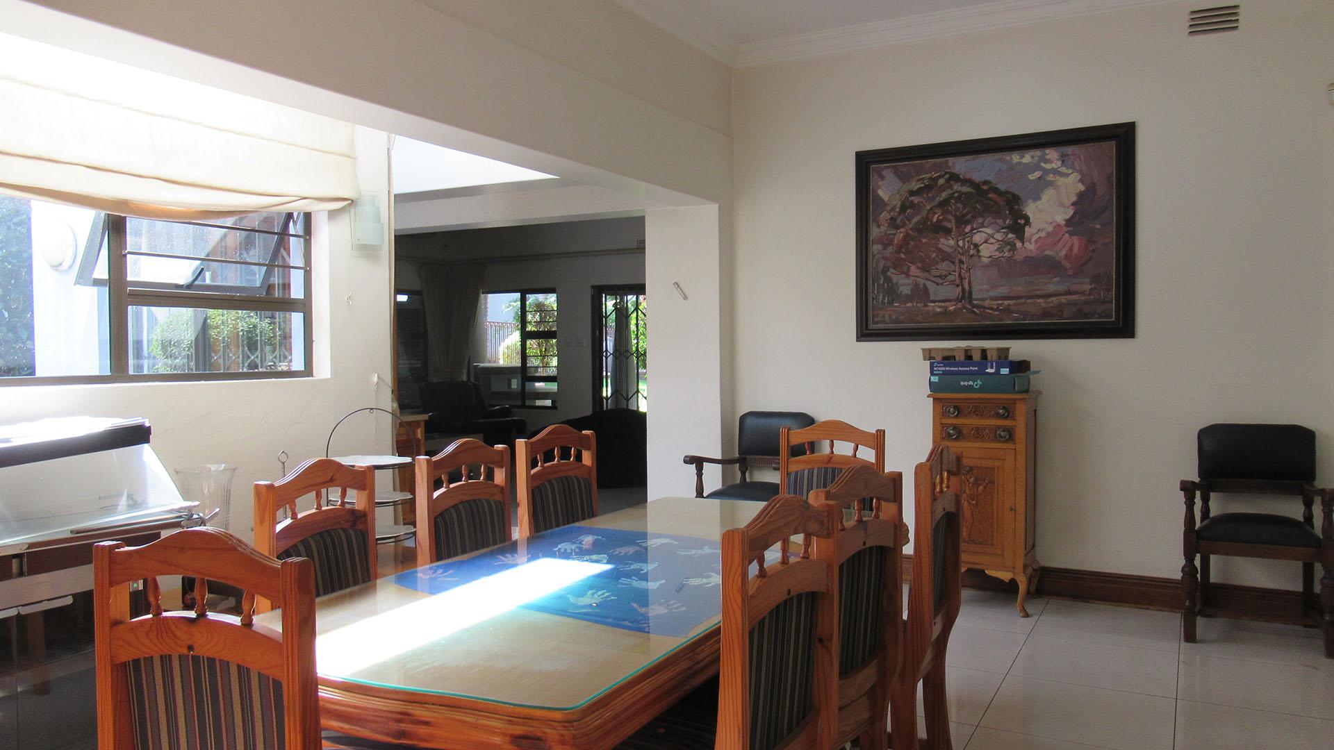 Dining Room - 39 square meters of property in Oaklands - JHB