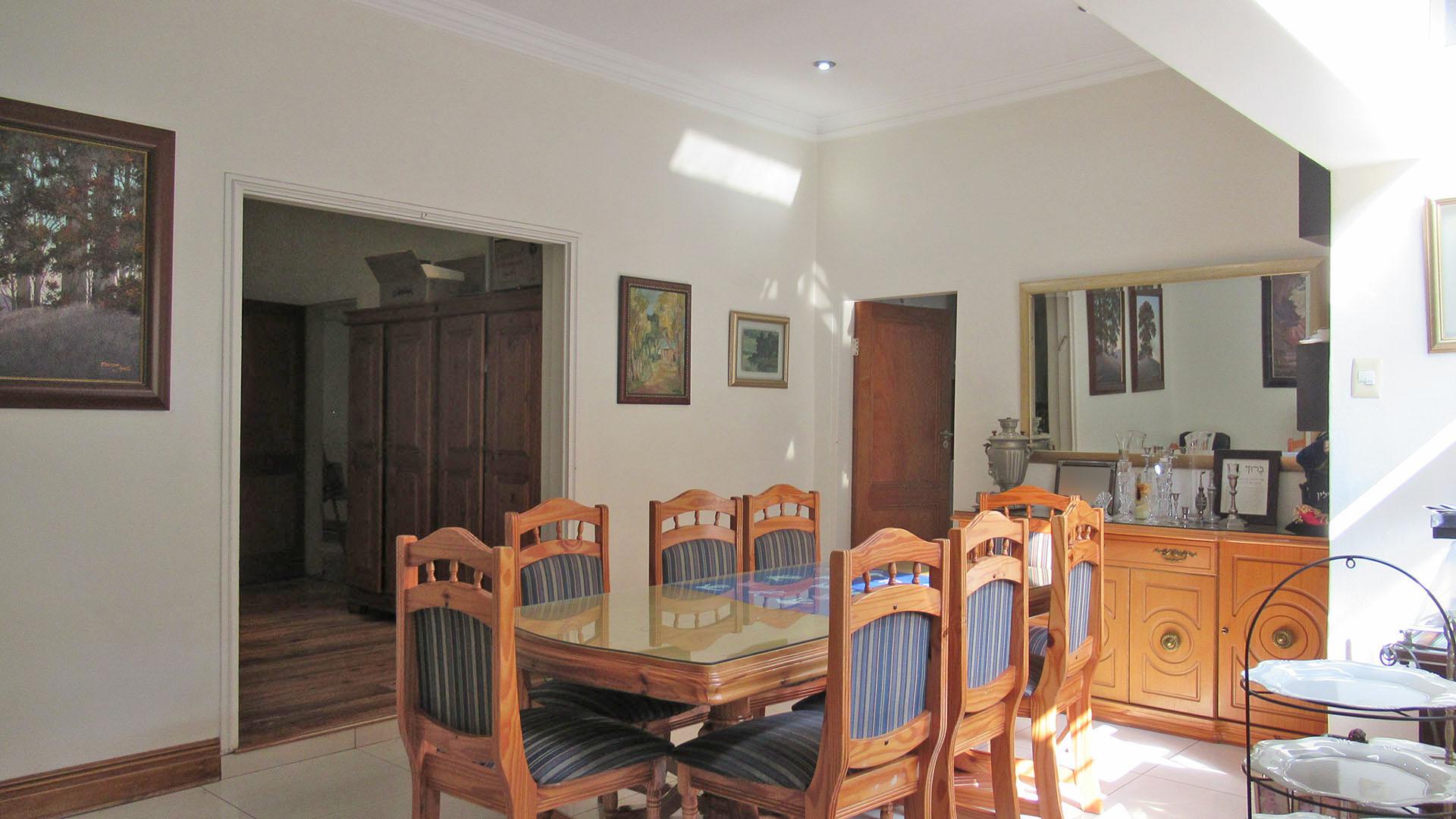 Dining Room - 39 square meters of property in Oaklands - JHB