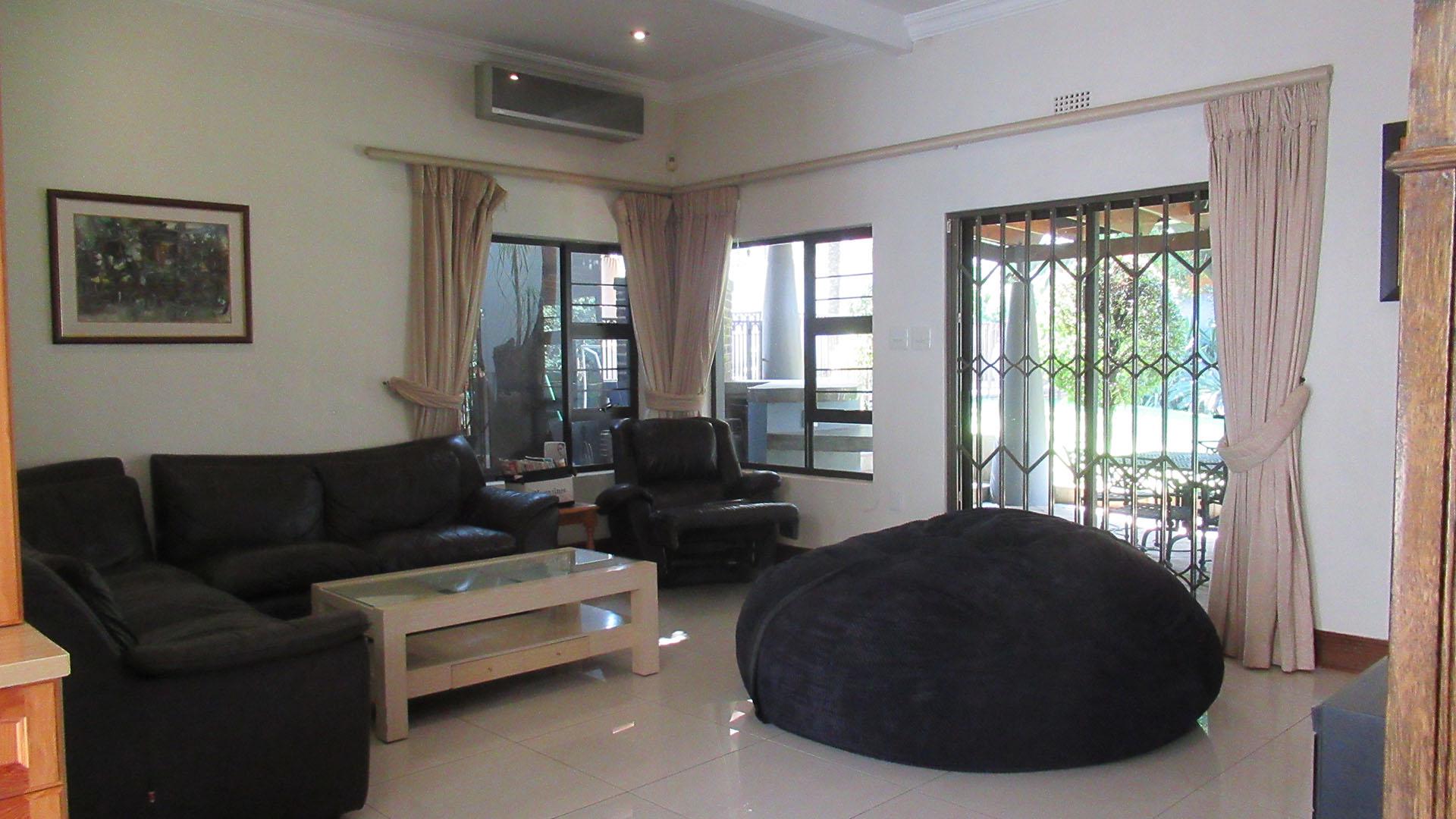 Lounges - 111 square meters of property in Oaklands - JHB