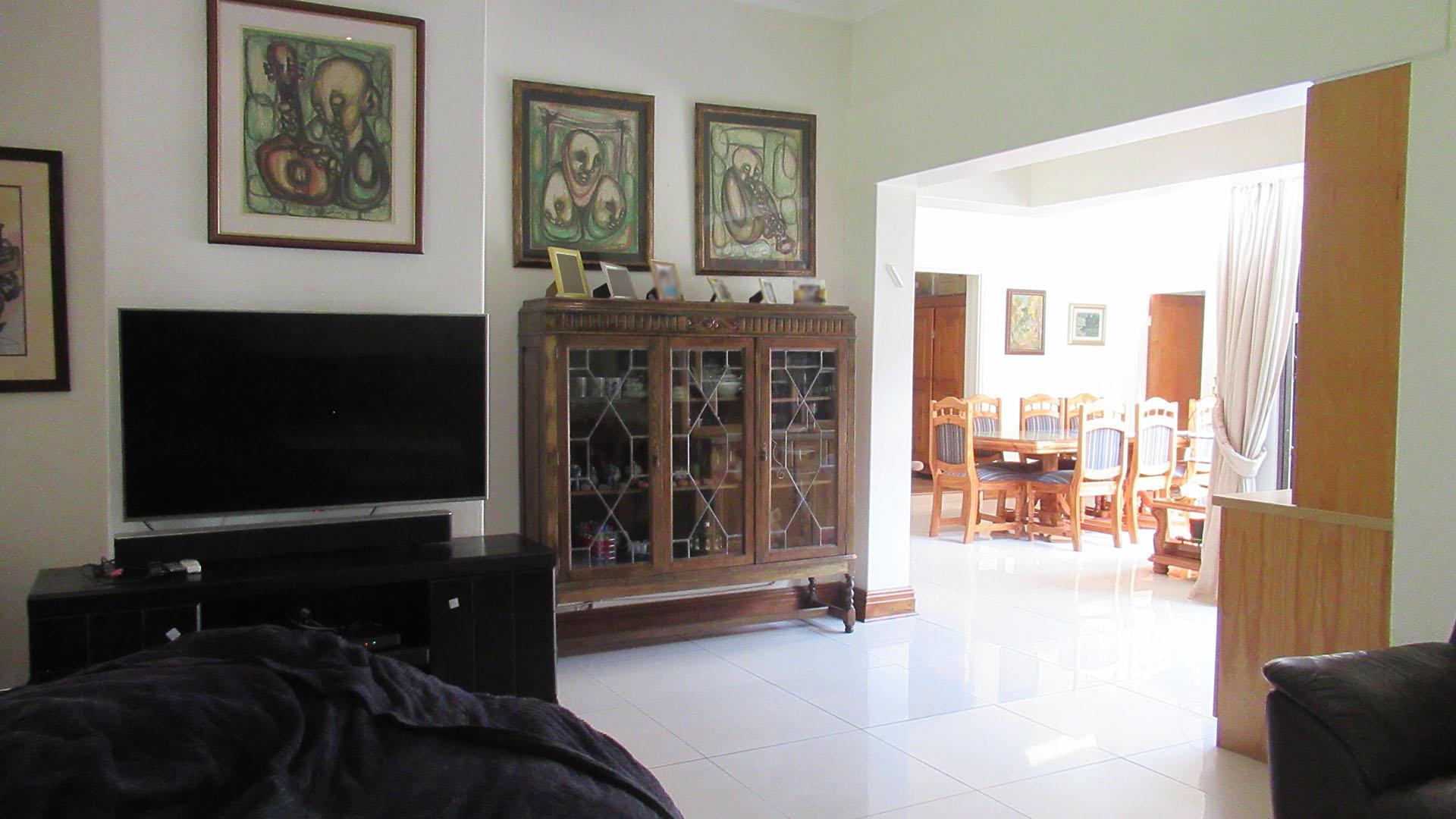 Lounges - 111 square meters of property in Oaklands - JHB