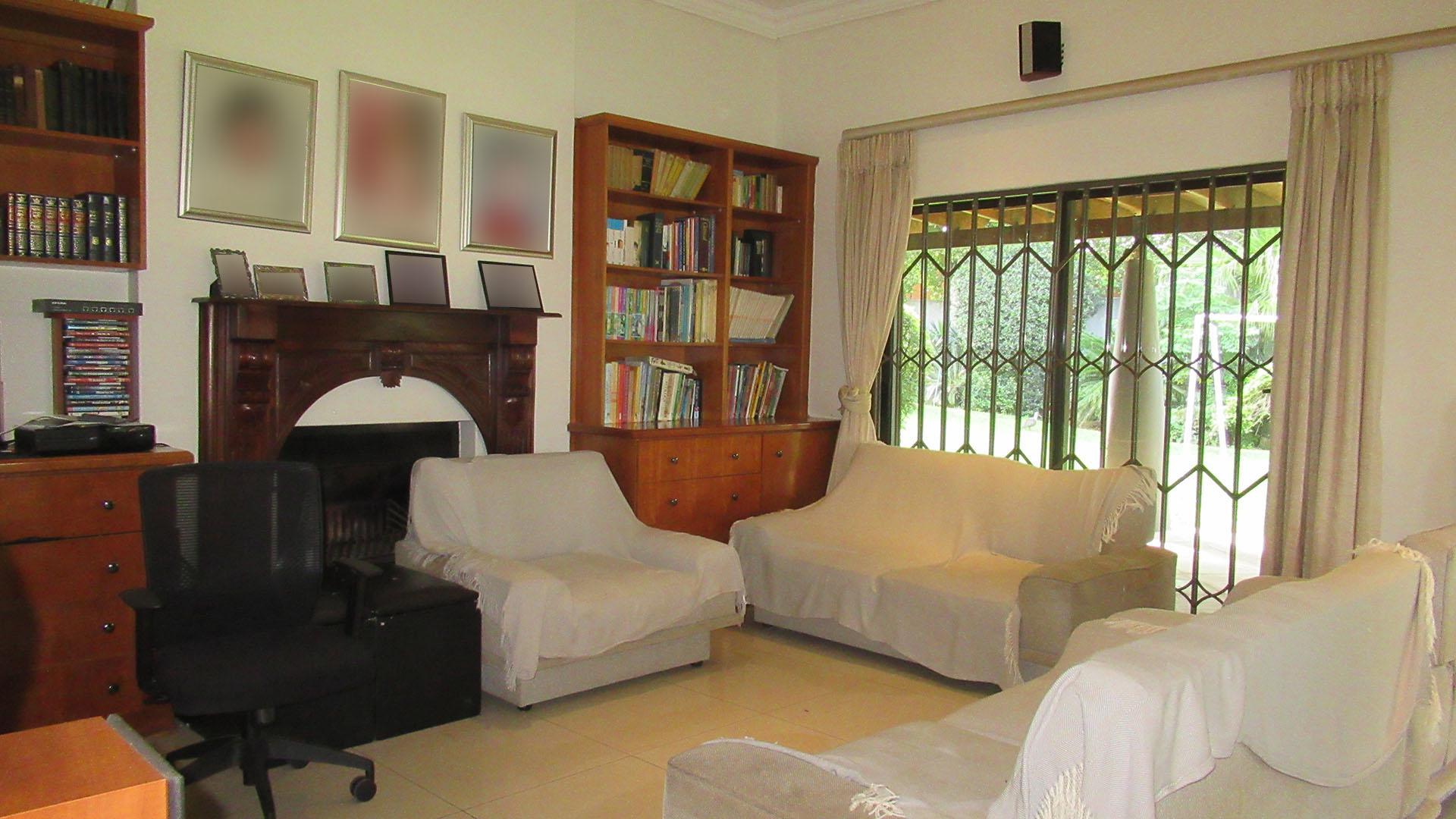 Lounges - 111 square meters of property in Oaklands - JHB