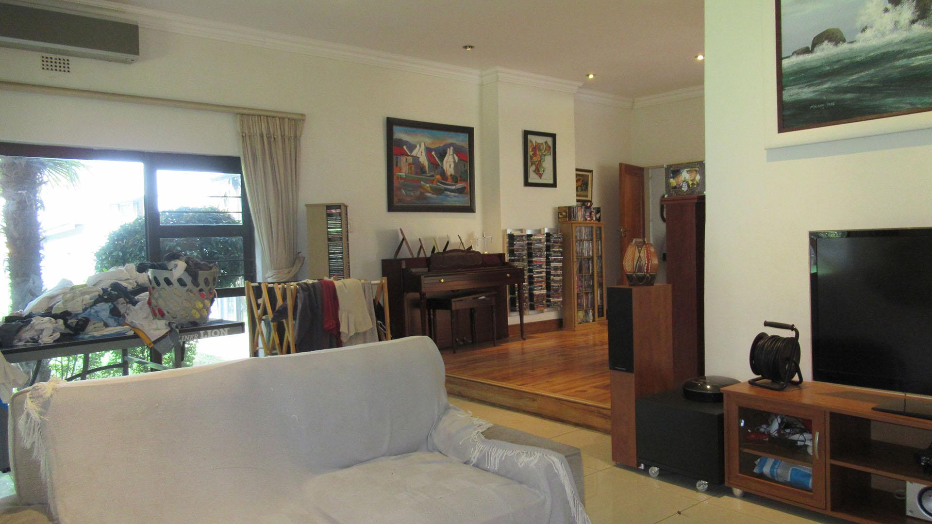 Lounges - 111 square meters of property in Oaklands - JHB