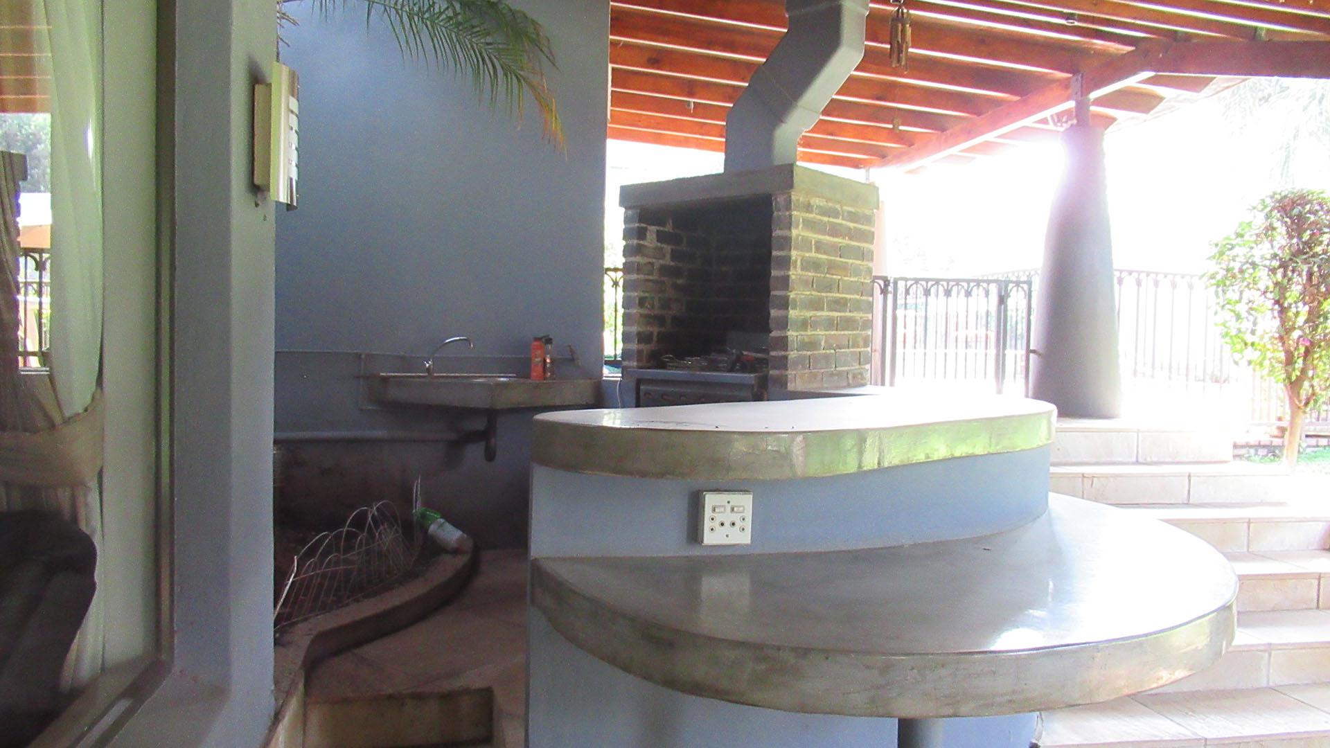 Entertainment - 33 square meters of property in Oaklands - JHB