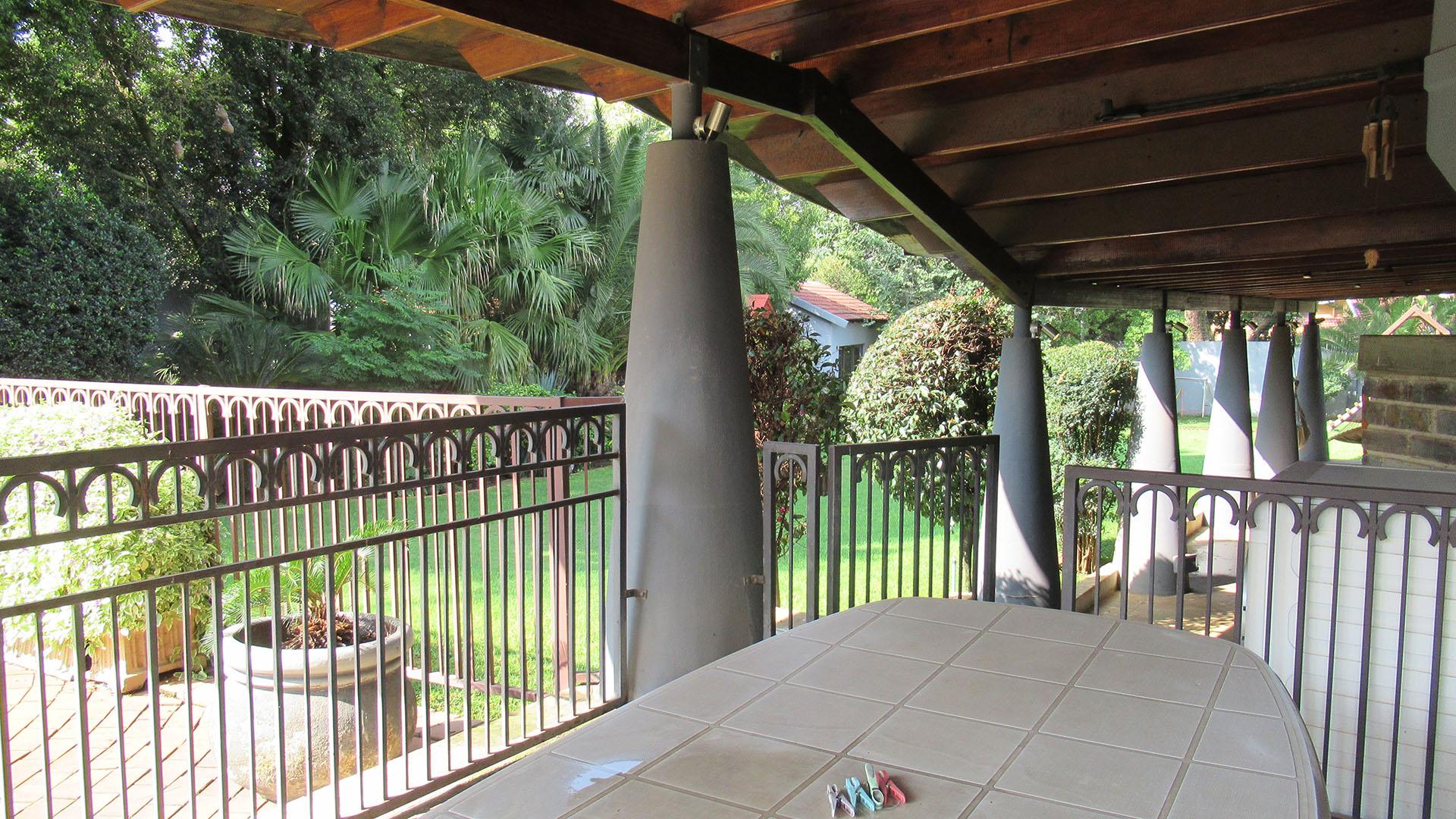 Patio - 89 square meters of property in Oaklands - JHB