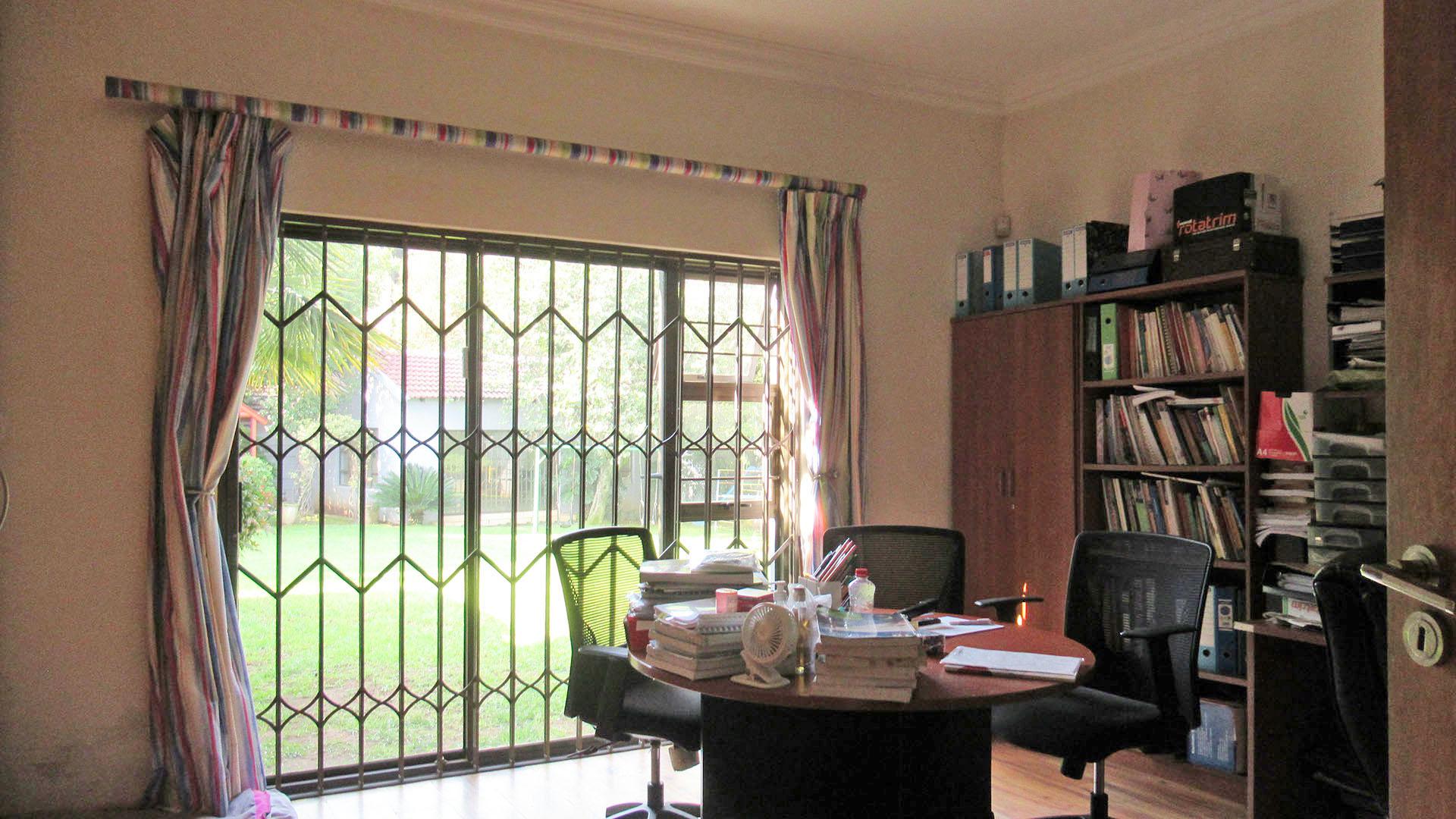 Bed Room 1 - 21 square meters of property in Oaklands - JHB