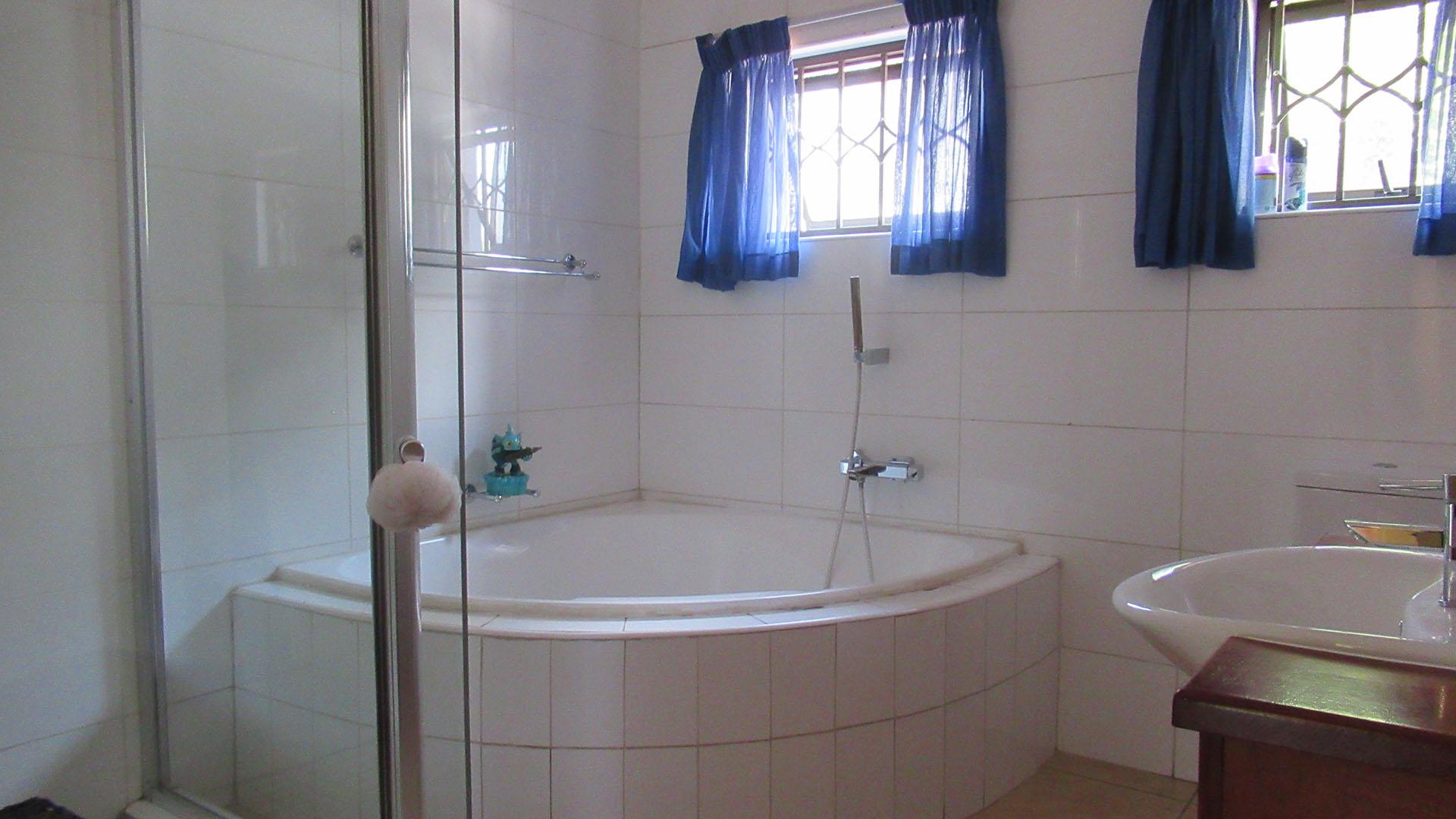 Bathroom 1 - 9 square meters of property in Oaklands - JHB
