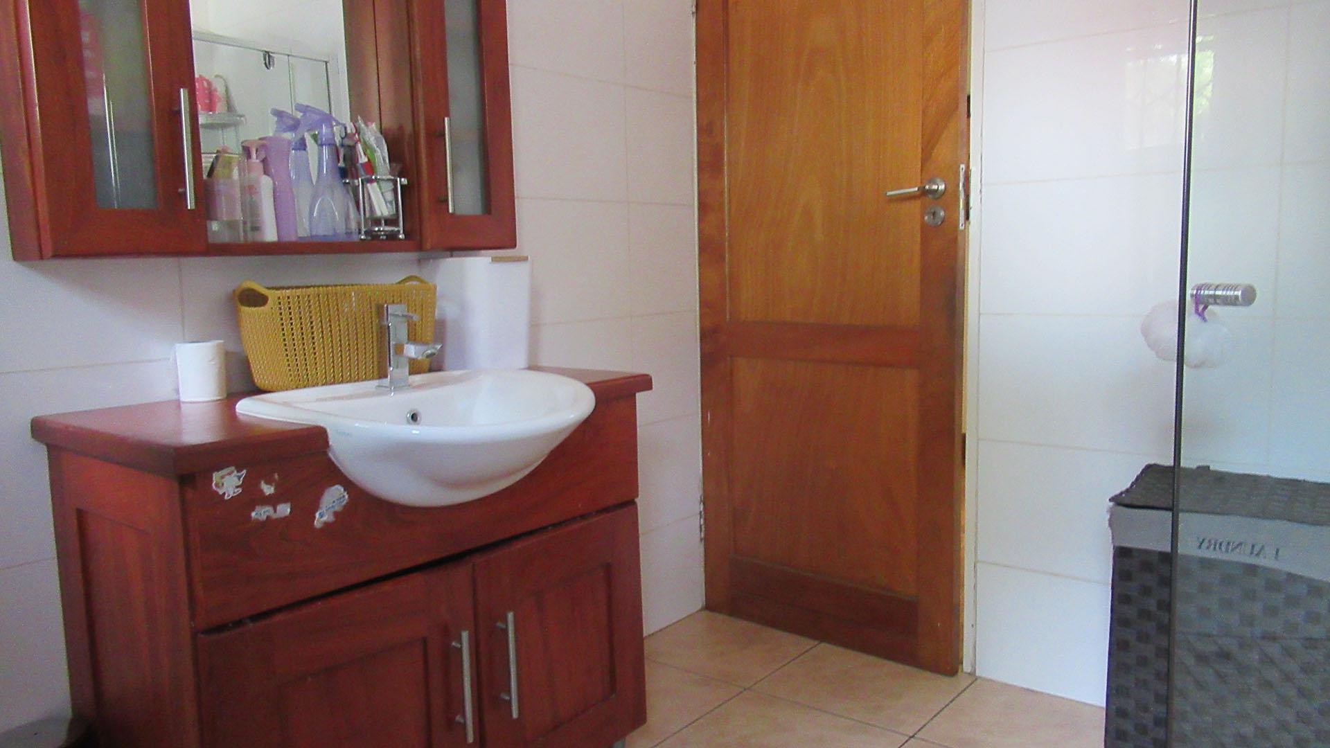 Bathroom 1 - 9 square meters of property in Oaklands - JHB