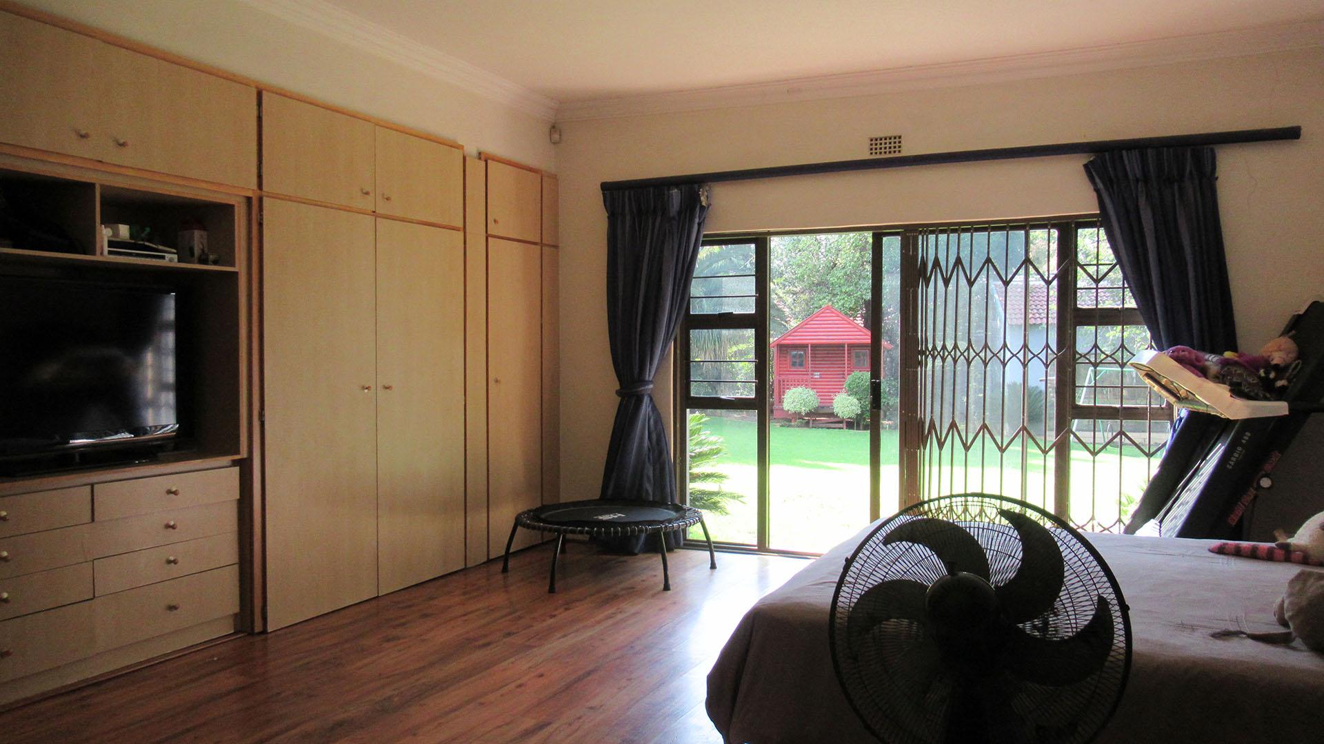 Main Bedroom - 39 square meters of property in Oaklands - JHB