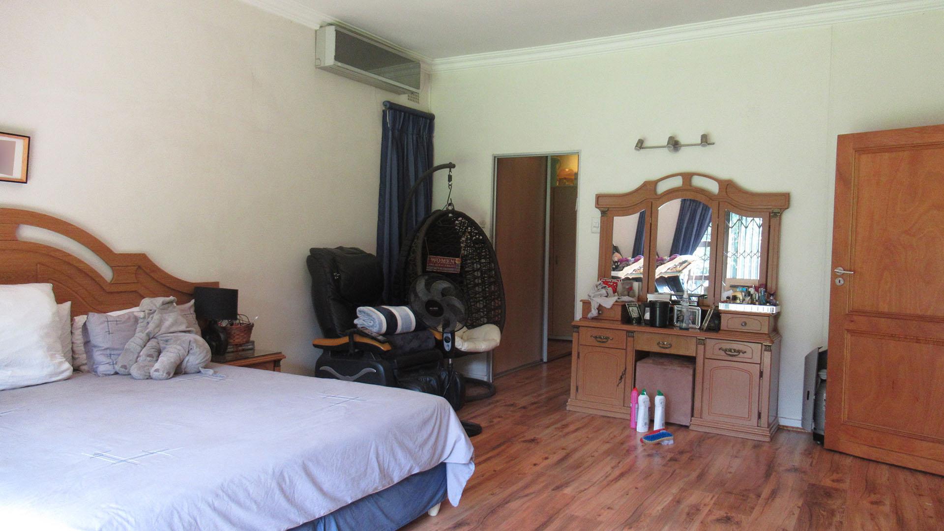 Main Bedroom - 39 square meters of property in Oaklands - JHB