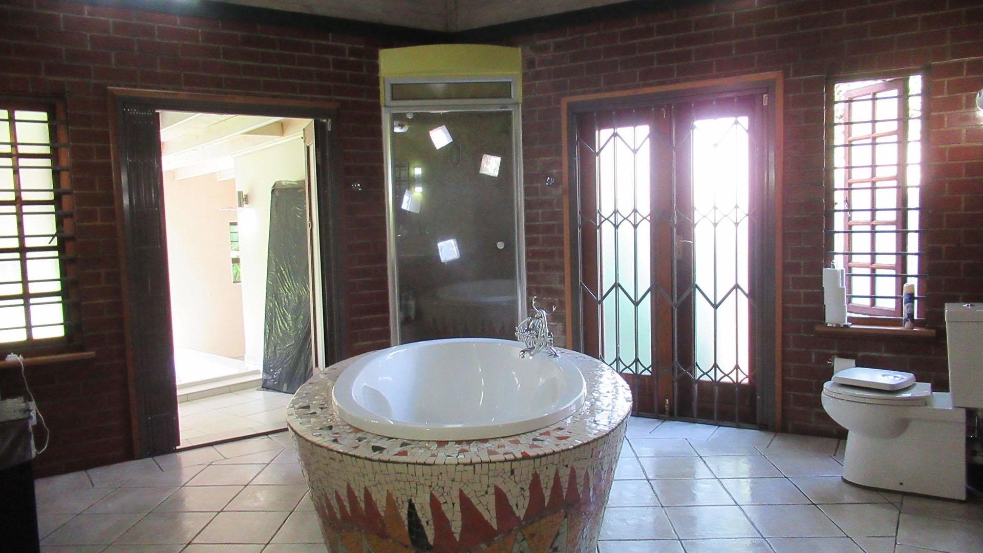 Main Bathroom - 25 square meters of property in Oaklands - JHB