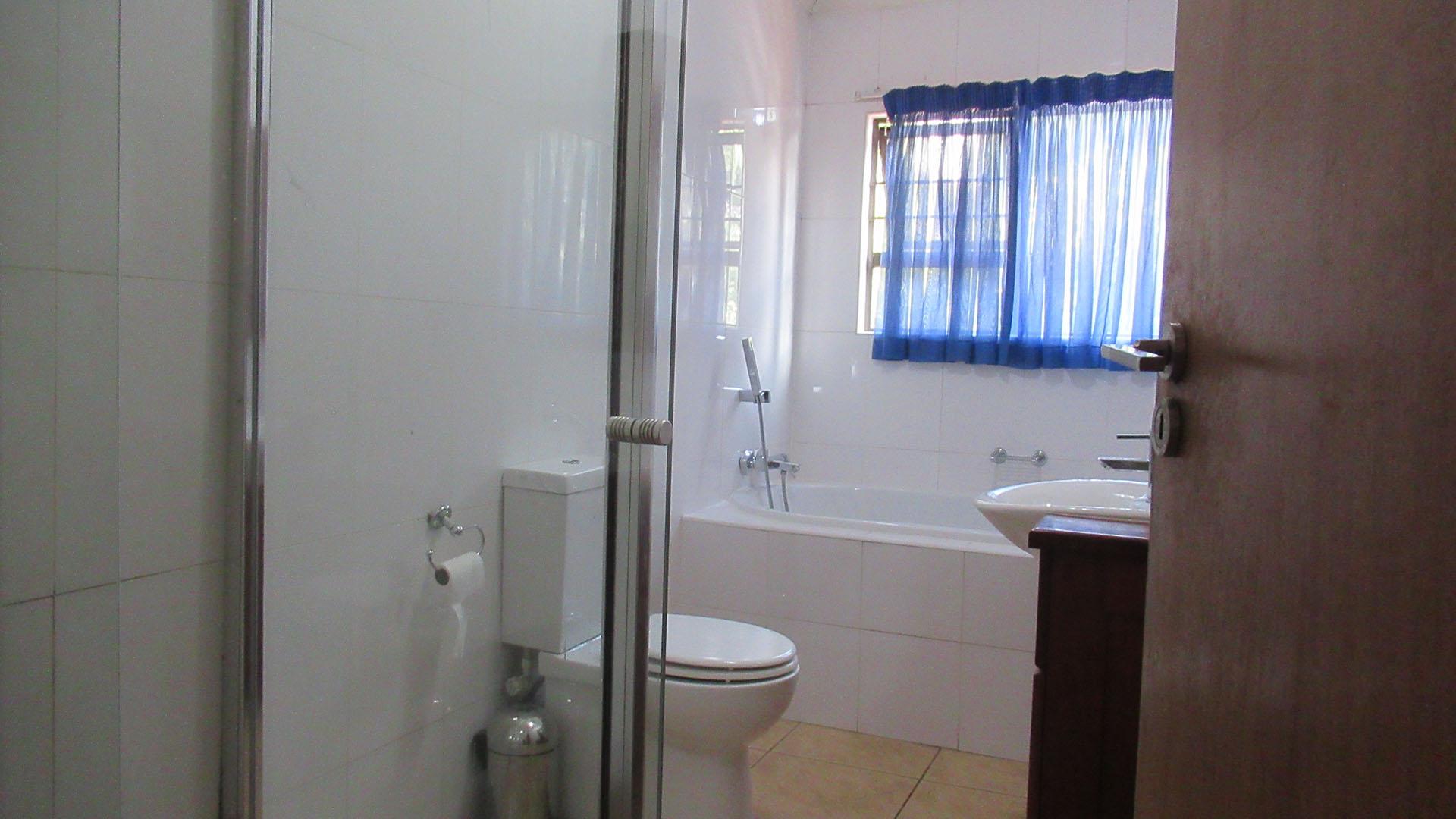 Bathroom 3+ - 23 square meters of property in Oaklands - JHB