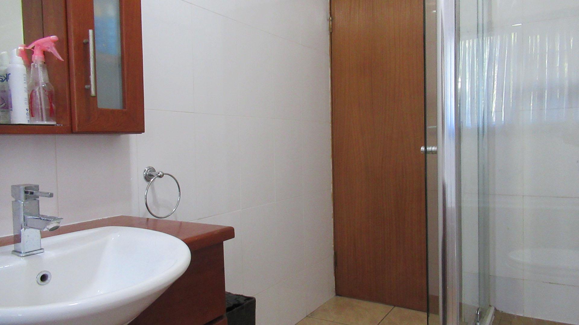 Bathroom 3+ - 23 square meters of property in Oaklands - JHB
