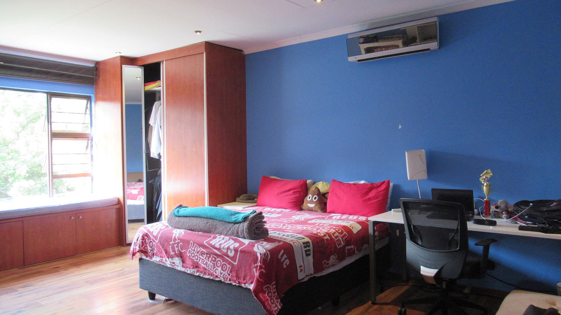 Bed Room 5+ - 94 square meters of property in Oaklands - JHB