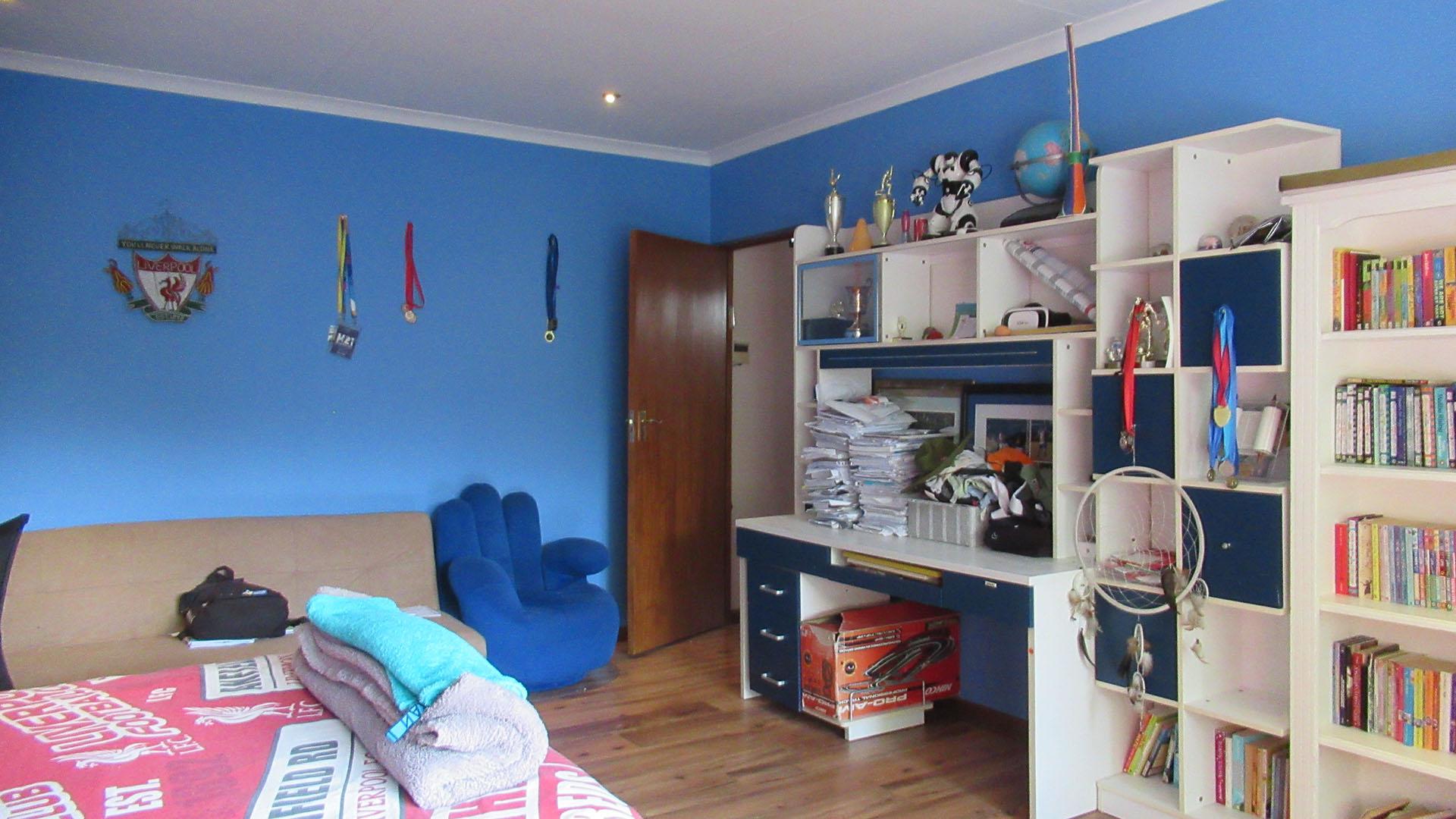 Bed Room 5+ - 94 square meters of property in Oaklands - JHB