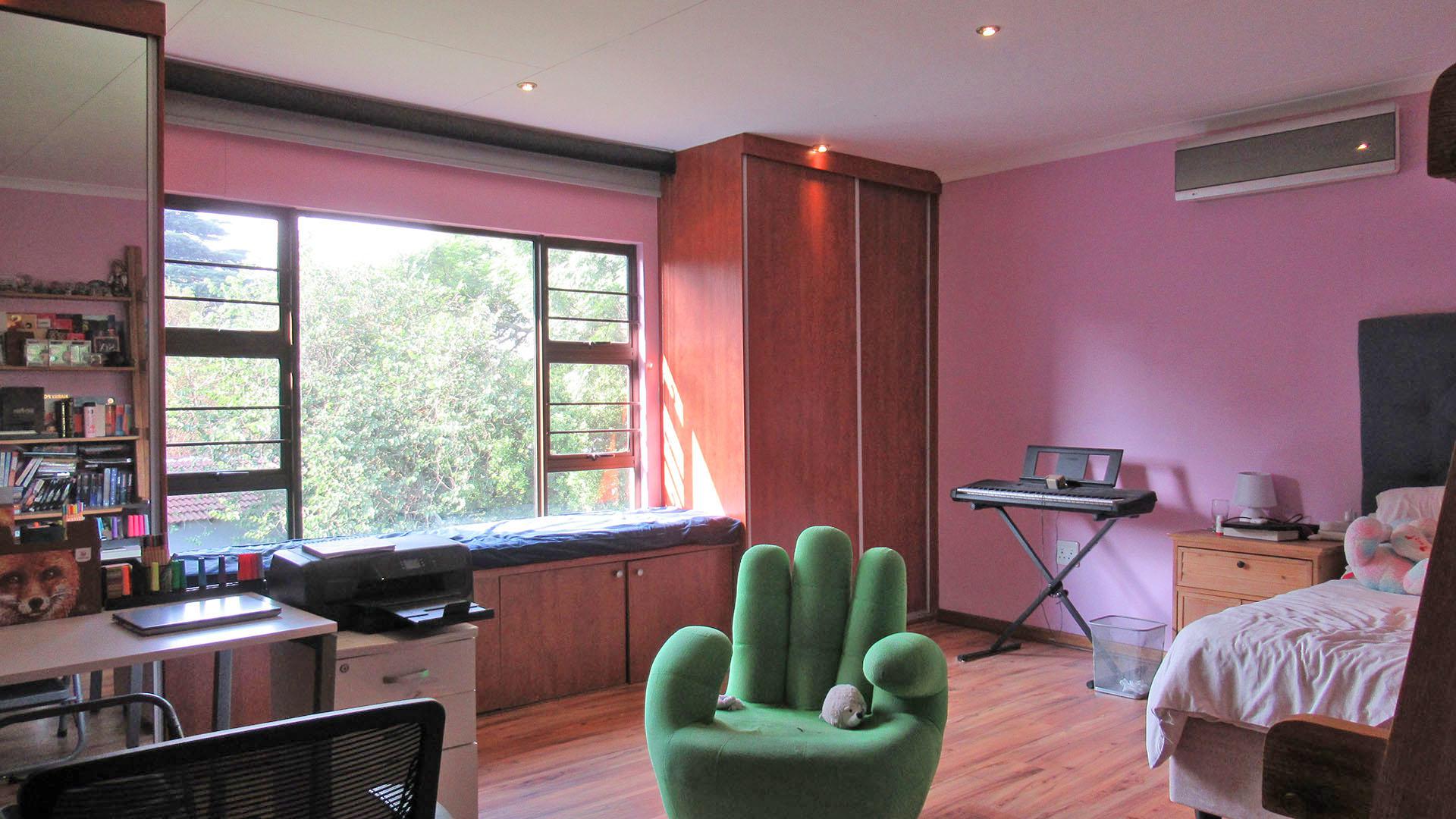 Bed Room 5+ - 94 square meters of property in Oaklands - JHB