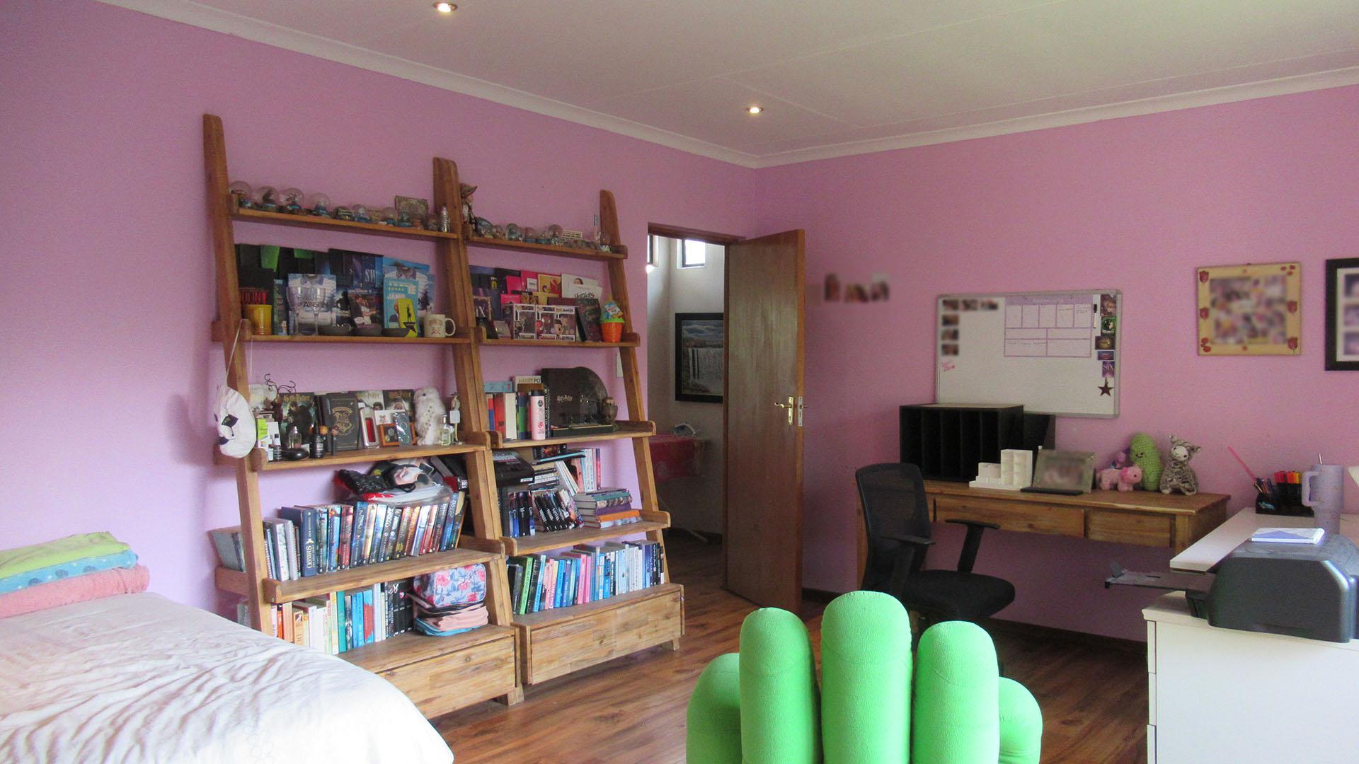 Bed Room 5+ - 94 square meters of property in Oaklands - JHB