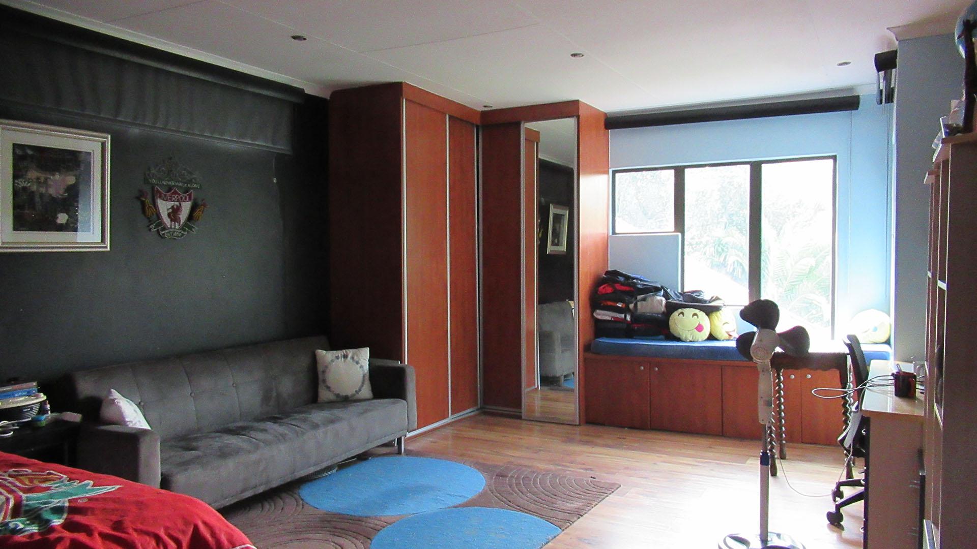 Bed Room 5+ - 94 square meters of property in Oaklands - JHB