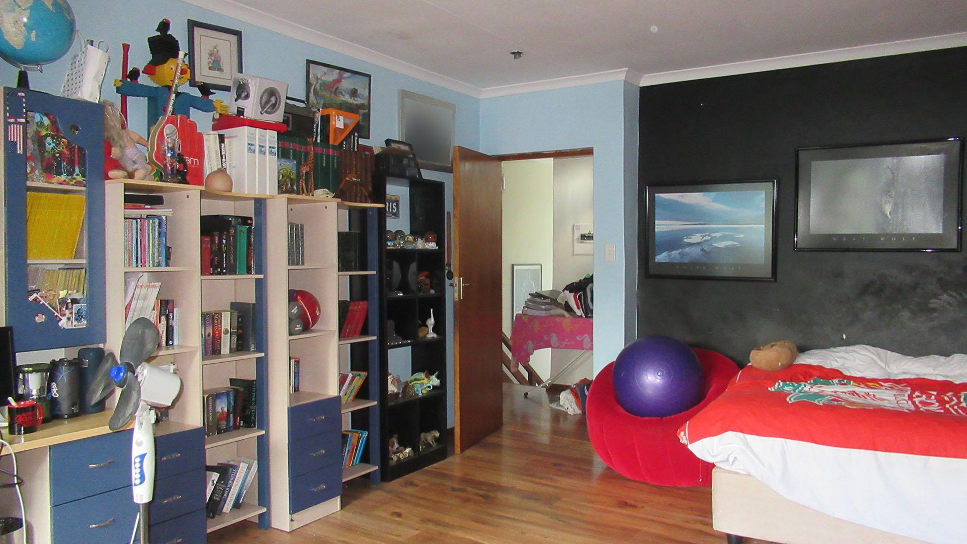 Bed Room 5+ - 94 square meters of property in Oaklands - JHB