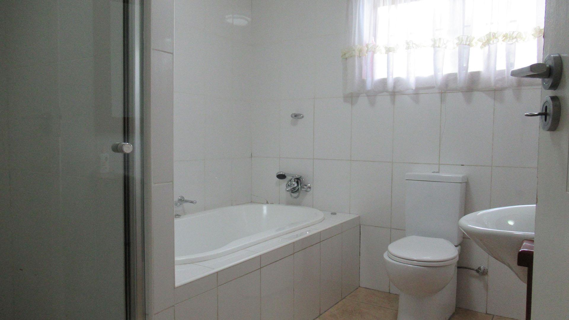 Bathroom 3+ - 23 square meters of property in Oaklands - JHB