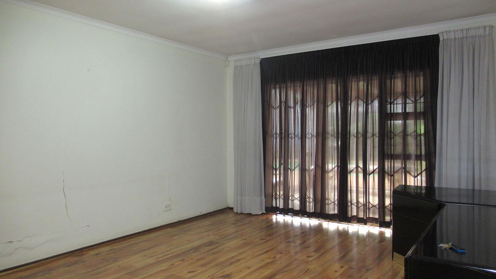 Bed Room 2 - 30 square meters of property in Oaklands - JHB