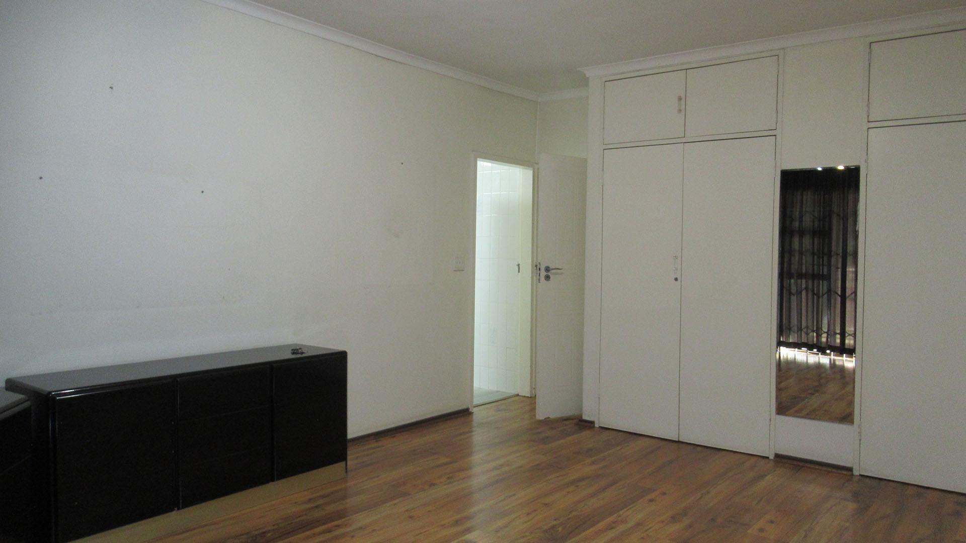 Bed Room 2 - 30 square meters of property in Oaklands - JHB