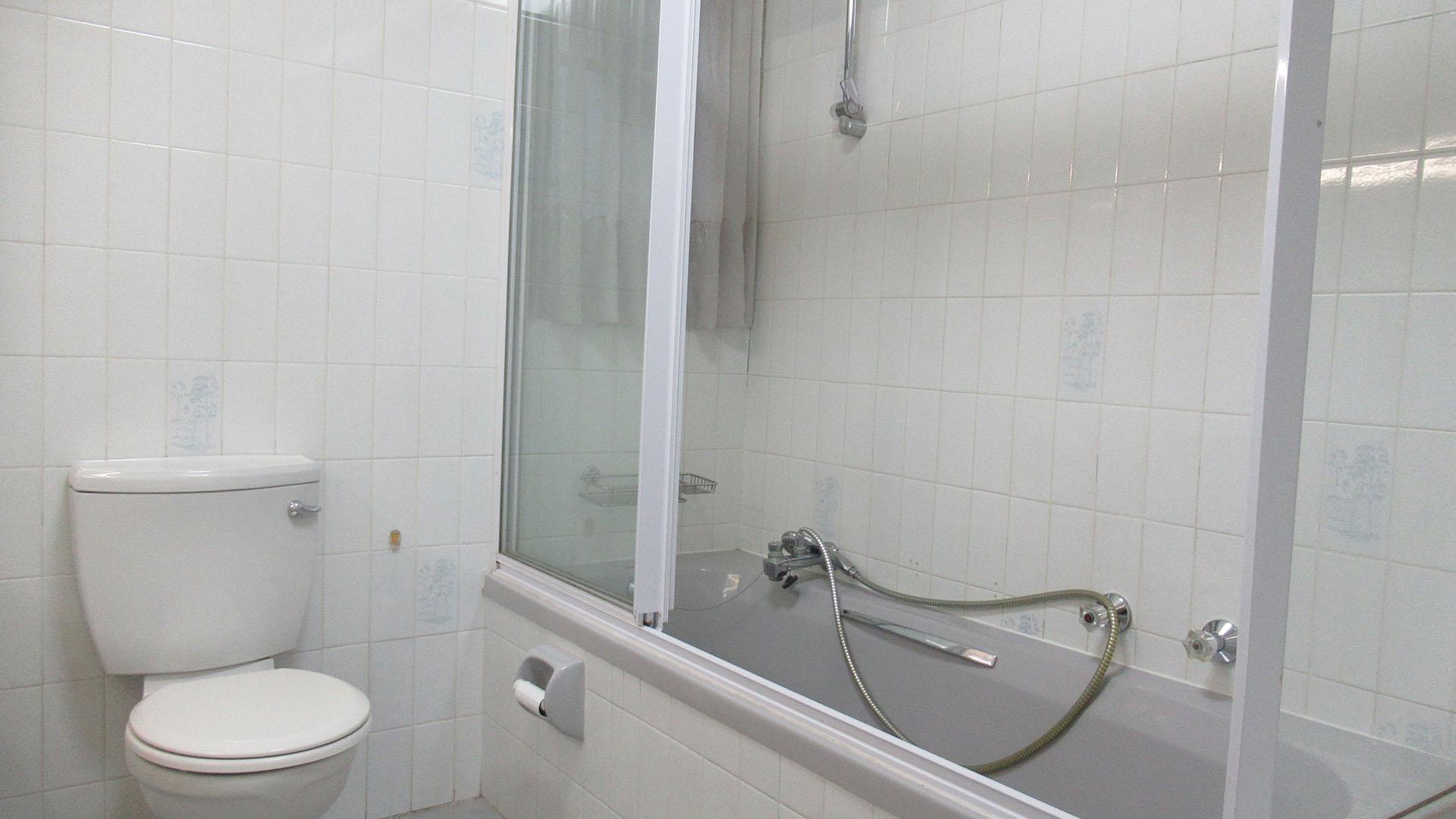 Bathroom 2 - 8 square meters of property in Oaklands - JHB