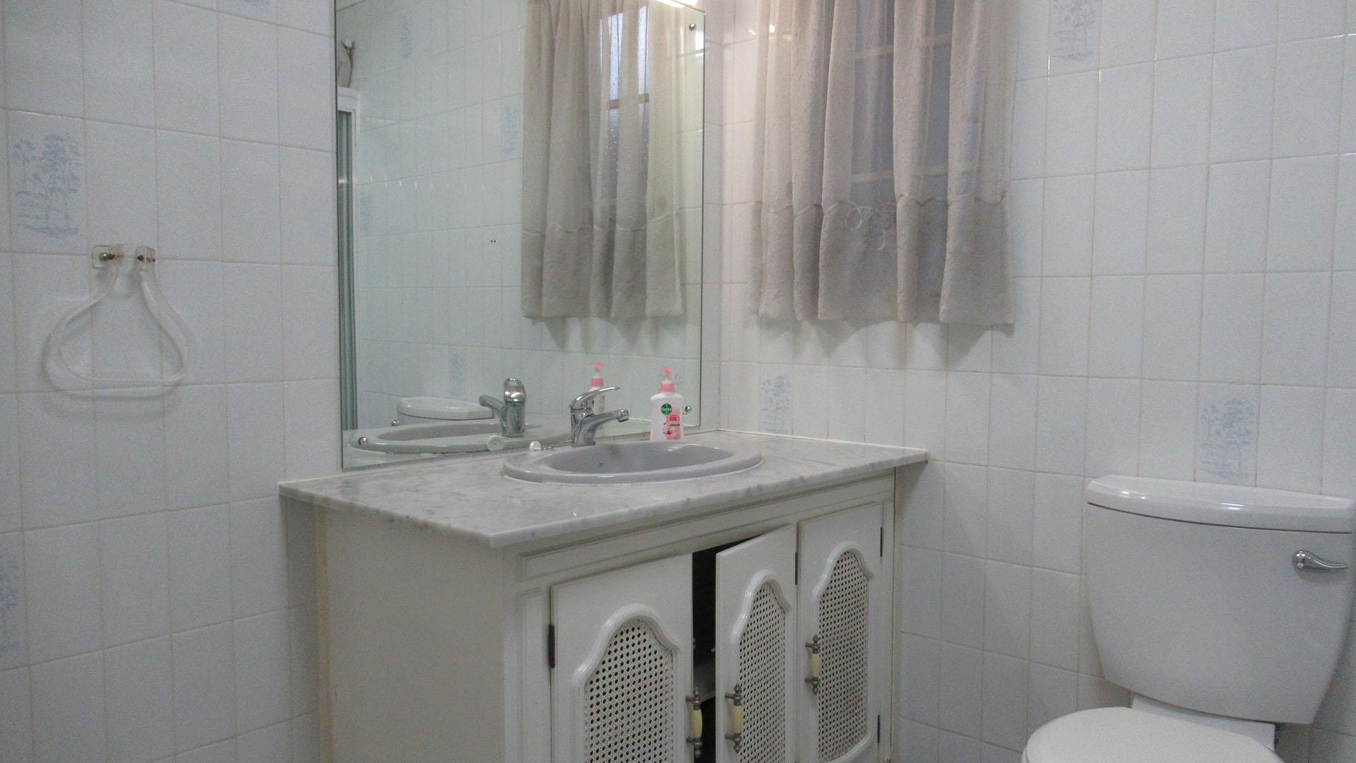 Bathroom 2 - 8 square meters of property in Oaklands - JHB
