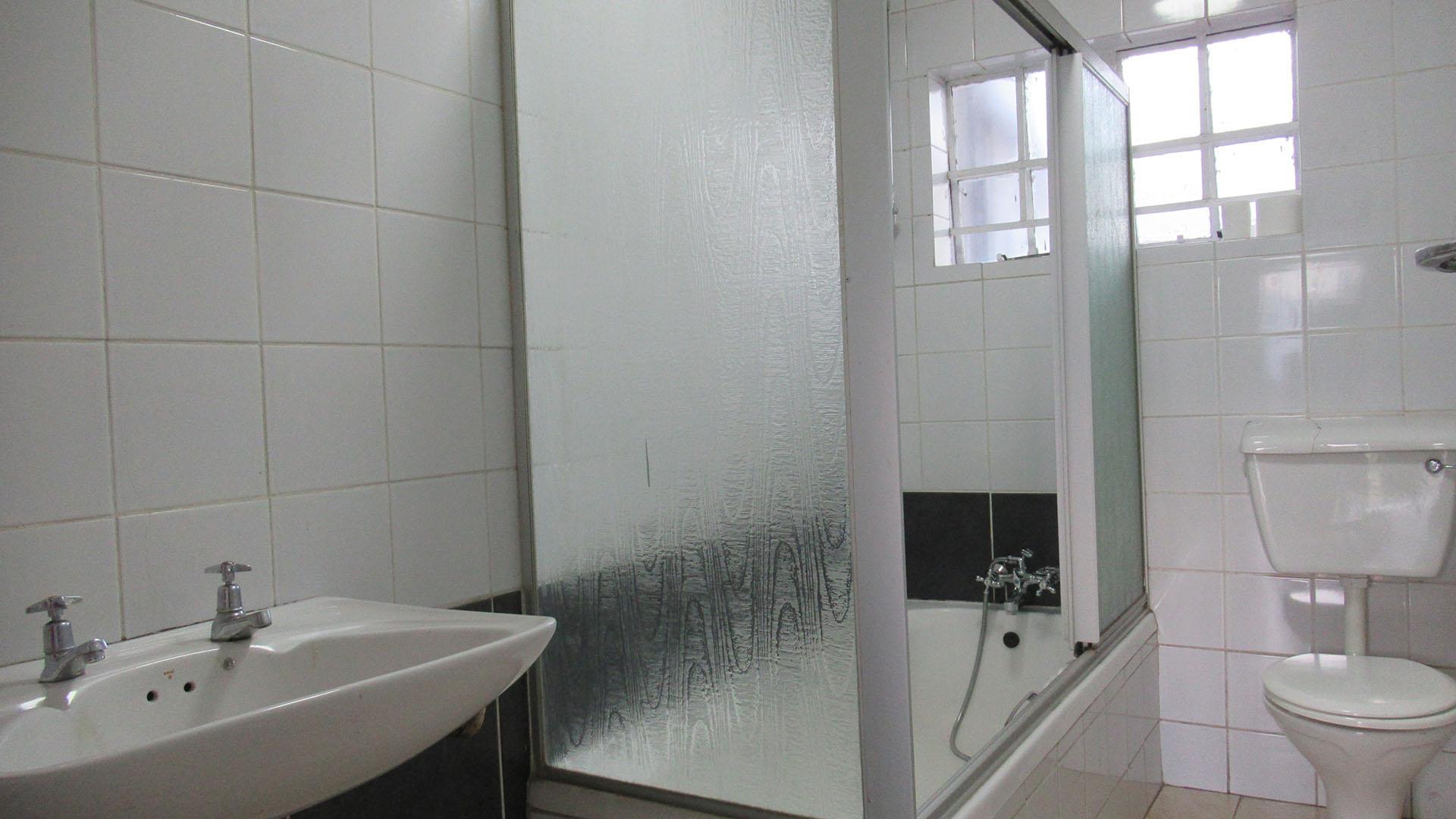 Bathroom 3+ - 23 square meters of property in Oaklands - JHB