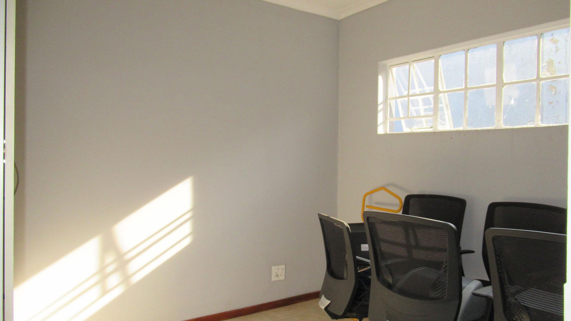 Flatlet - 47 square meters of property in Oaklands - JHB