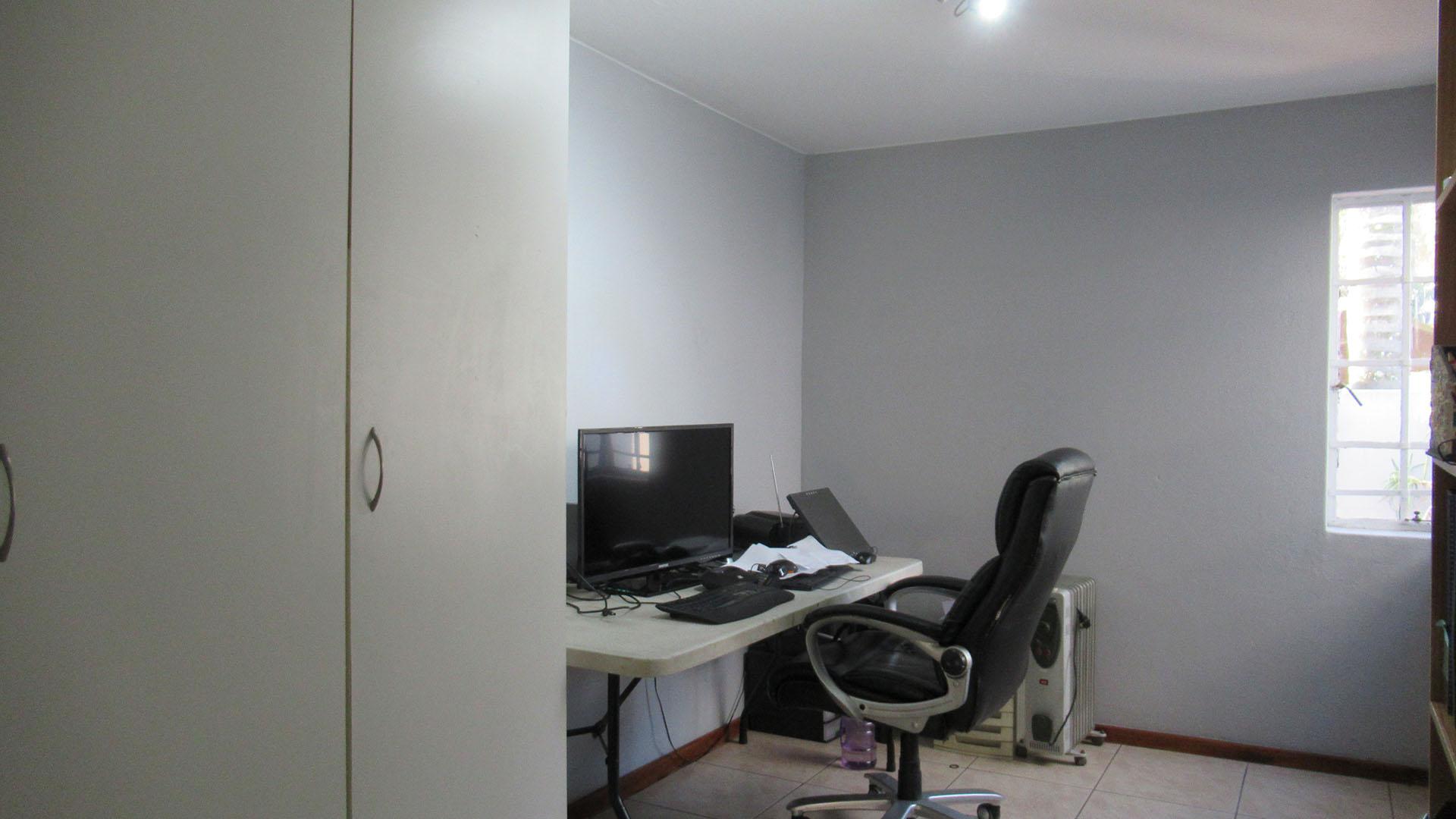 Flatlet - 47 square meters of property in Oaklands - JHB