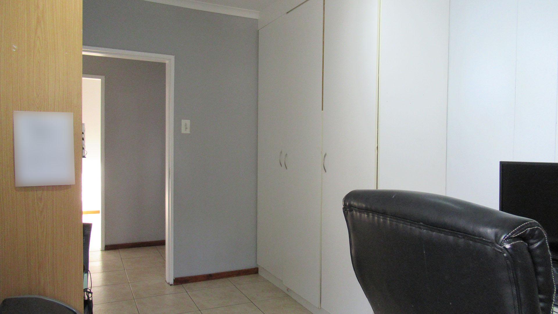 Flatlet - 47 square meters of property in Oaklands - JHB