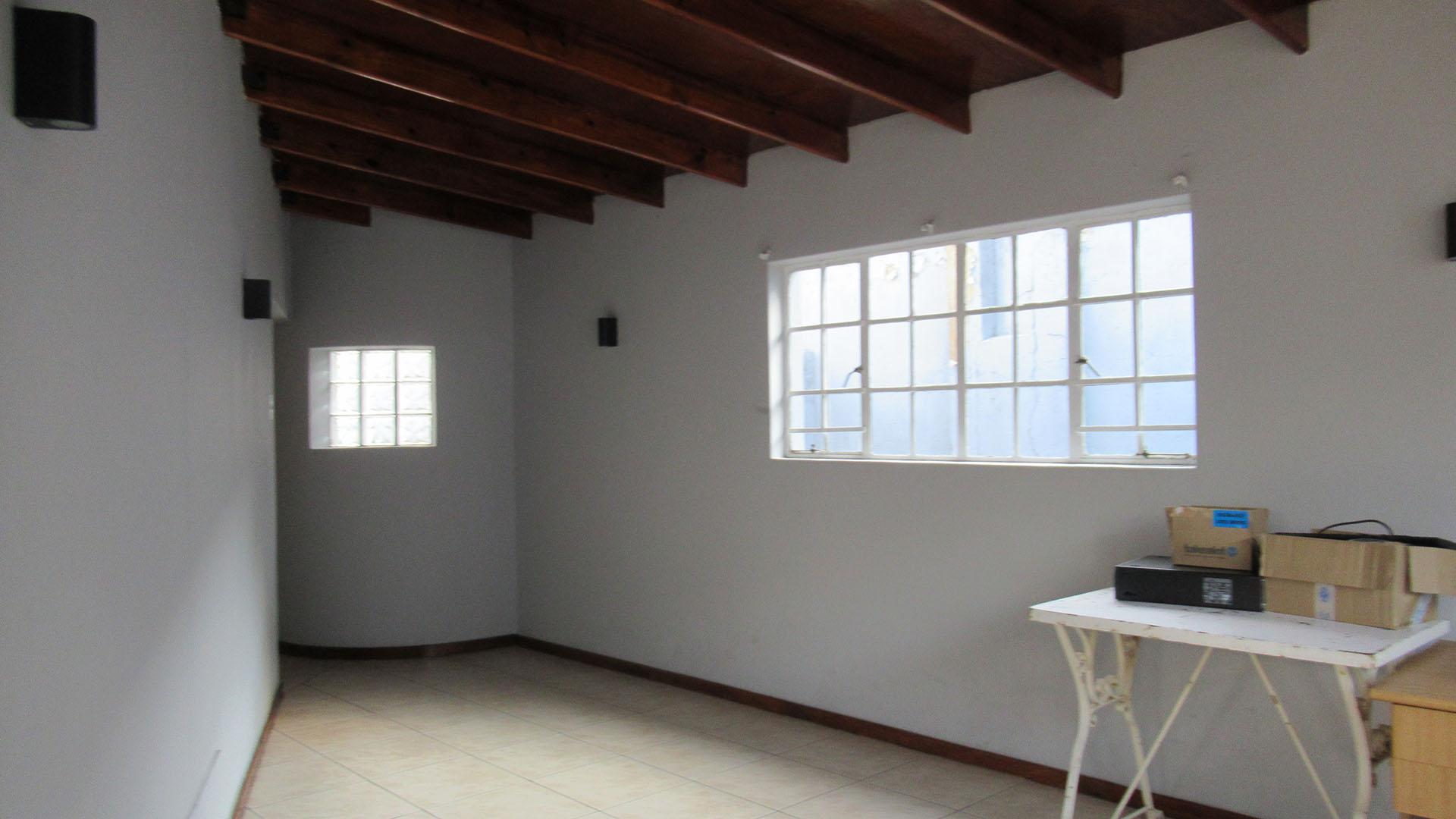 Flatlet - 47 square meters of property in Oaklands - JHB