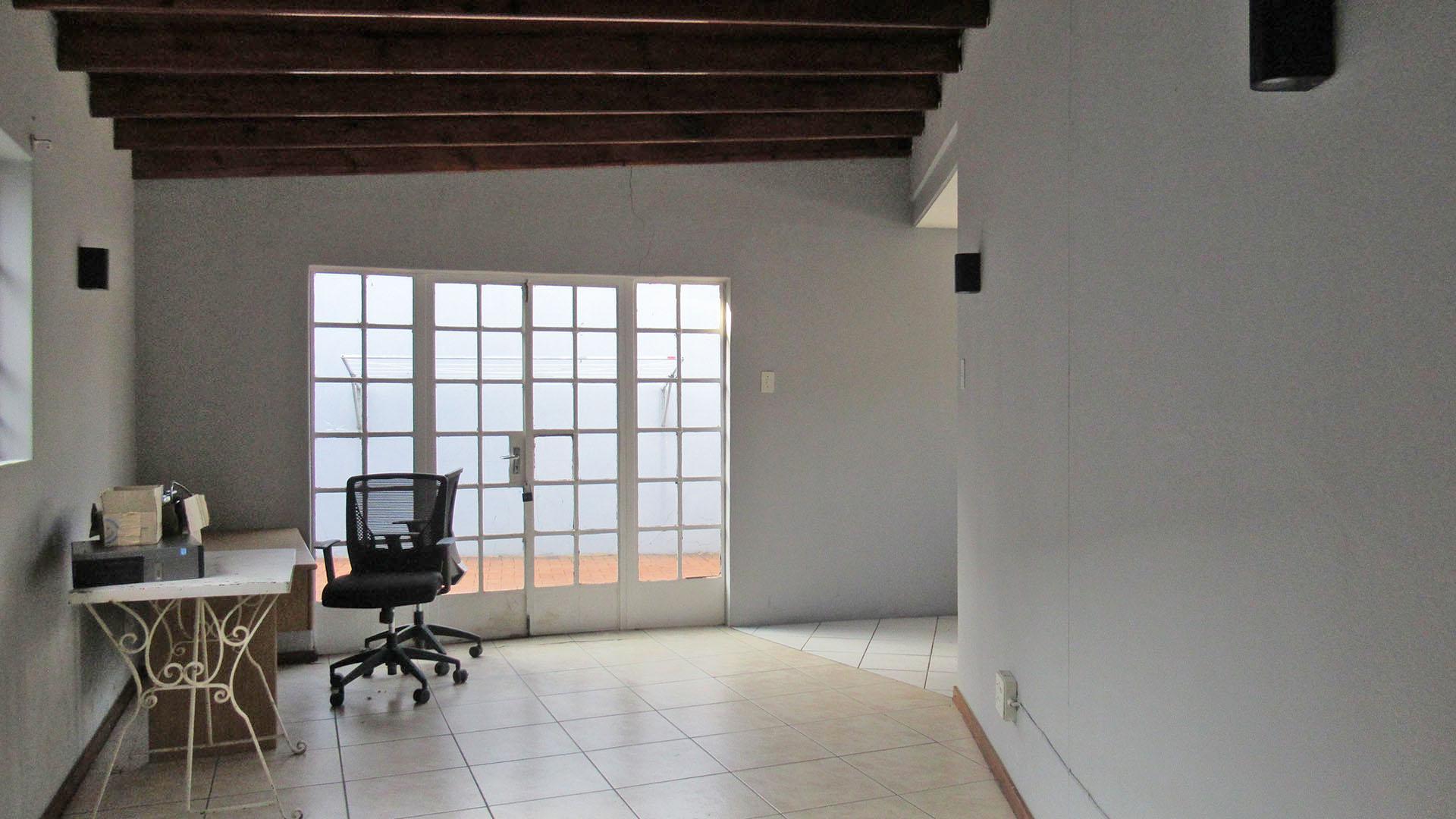 Flatlet - 47 square meters of property in Oaklands - JHB