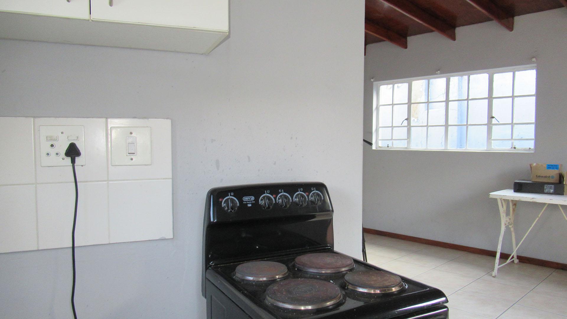 Kitchen - 38 square meters of property in Oaklands - JHB