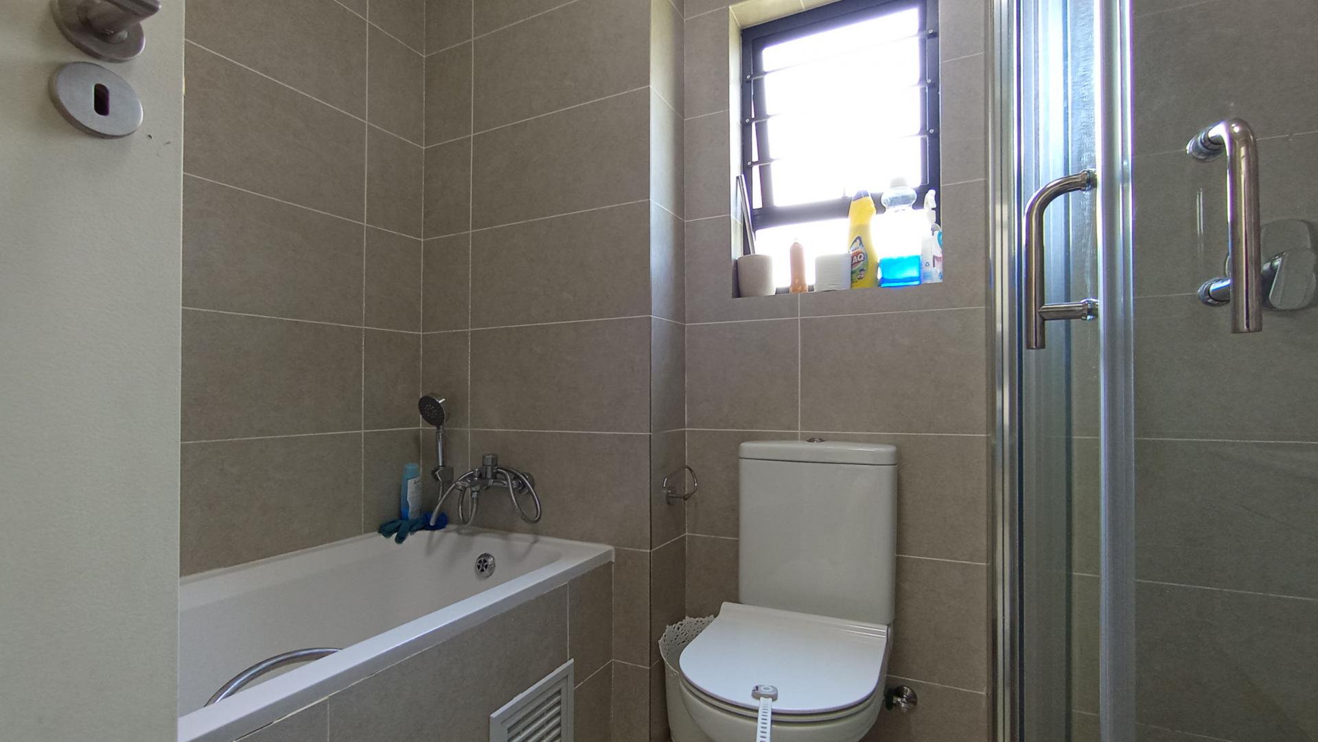 Bathroom 1 - 6 square meters of property in Northgate (JHB)