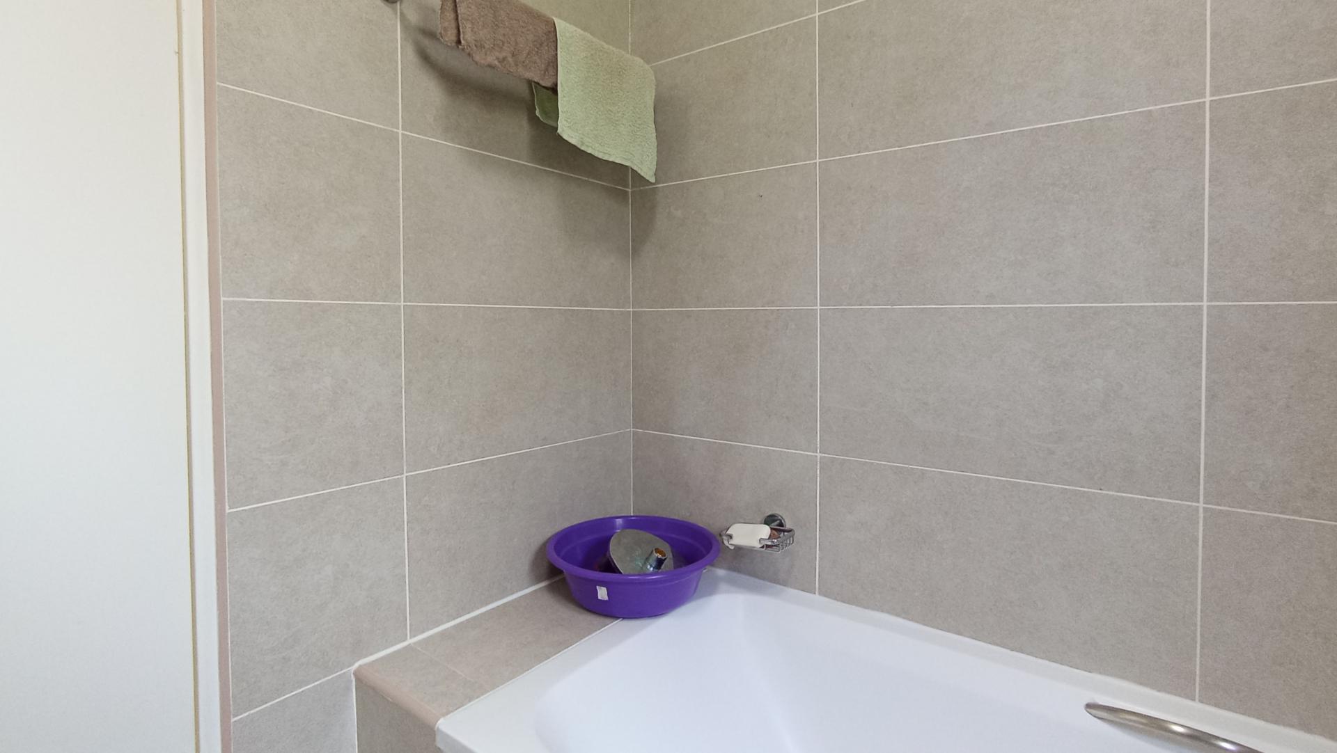 Bathroom 1 - 6 square meters of property in Northgate (JHB)