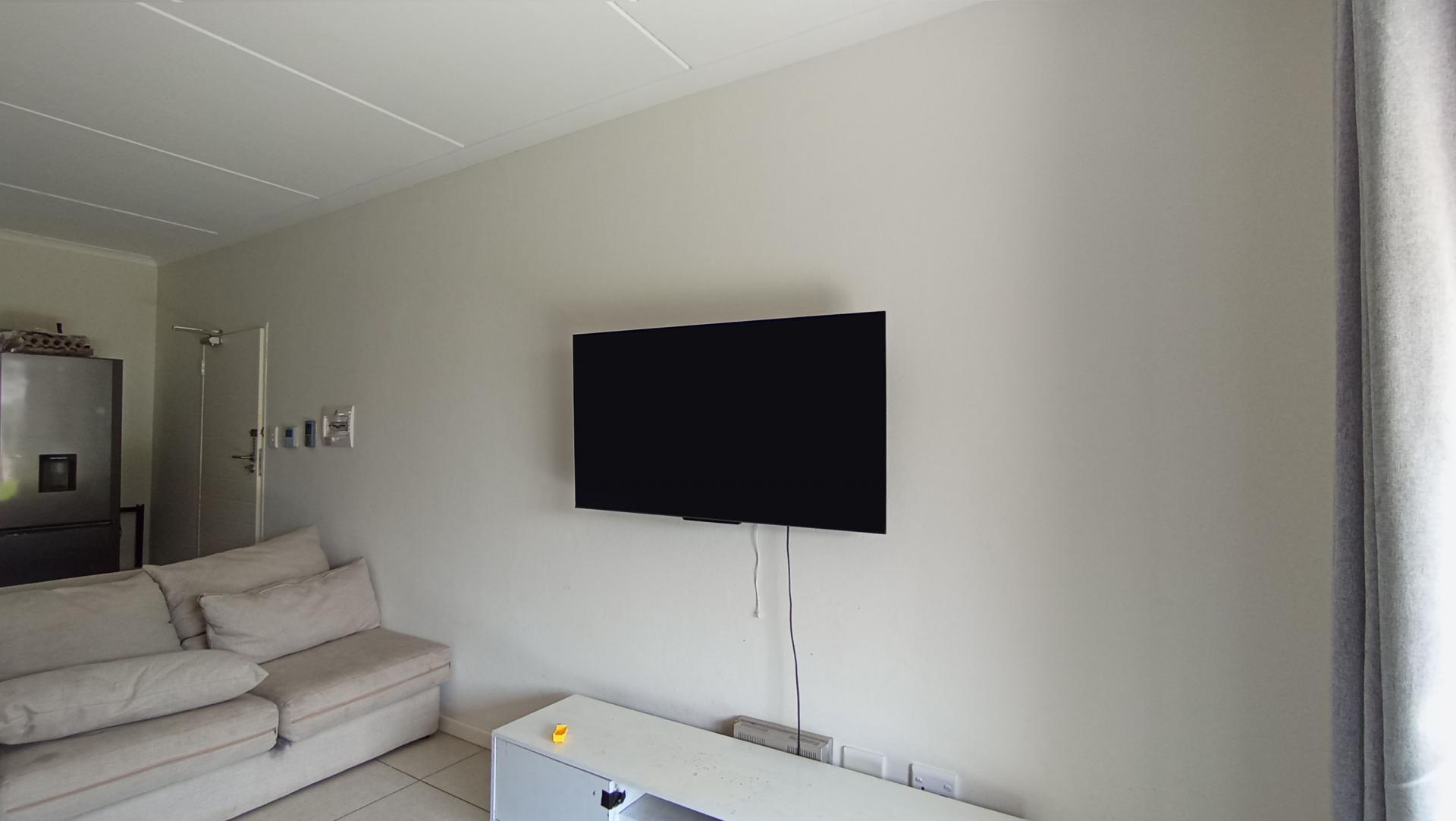 Lounges - 13 square meters of property in Northgate (JHB)