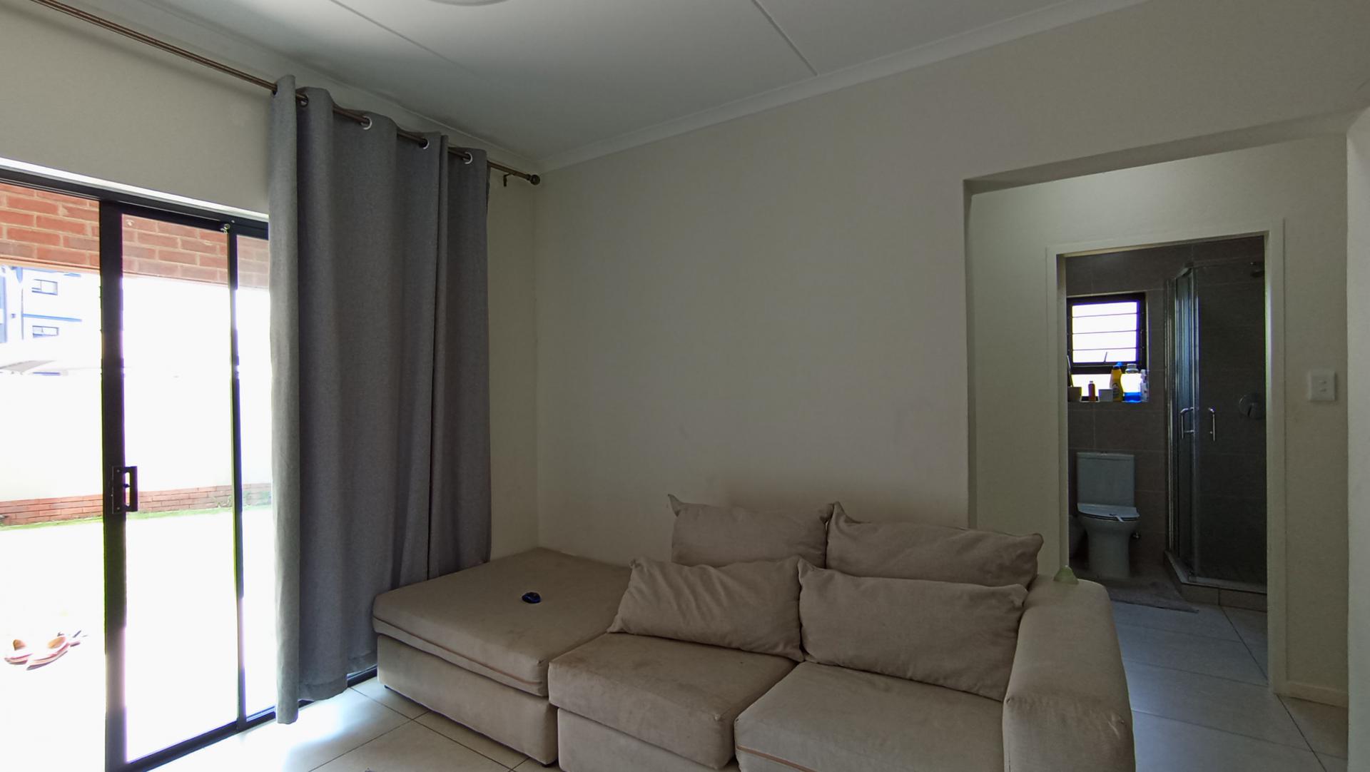 Lounges - 13 square meters of property in Northgate (JHB)