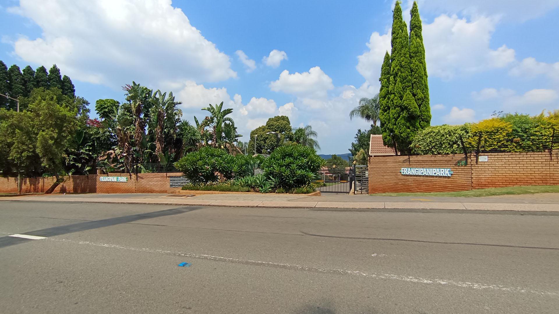 Front View of property in La Montagne